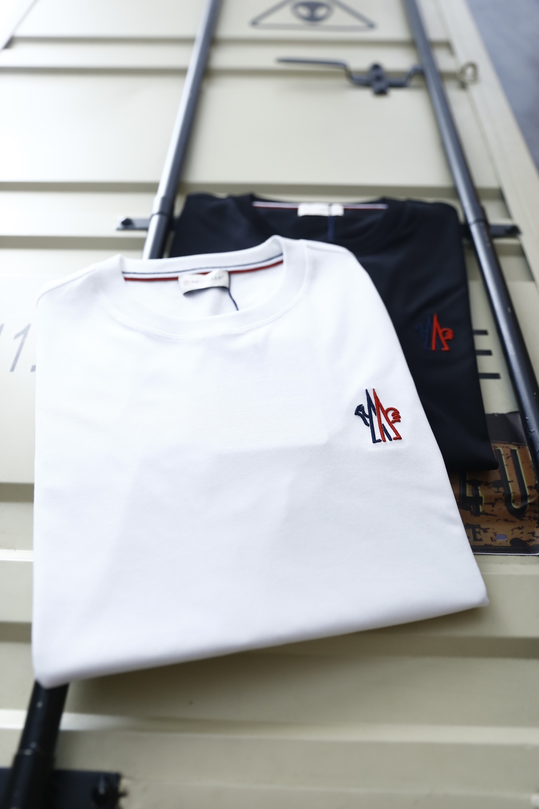 🔥蒙口.26夏季新品🆕时尚男士百搭T恤采用经典圆领设计，领口内侧饰有标志性撞色织带，细节处传递品牌辨识度