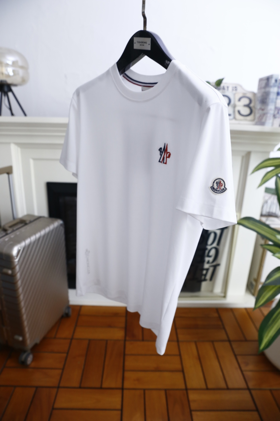 🔥蒙口.26夏季新品🆕时尚男士百搭T恤采用经典圆领设计，领口内侧饰有标志性撞色织带，细节处传递品牌辨识度