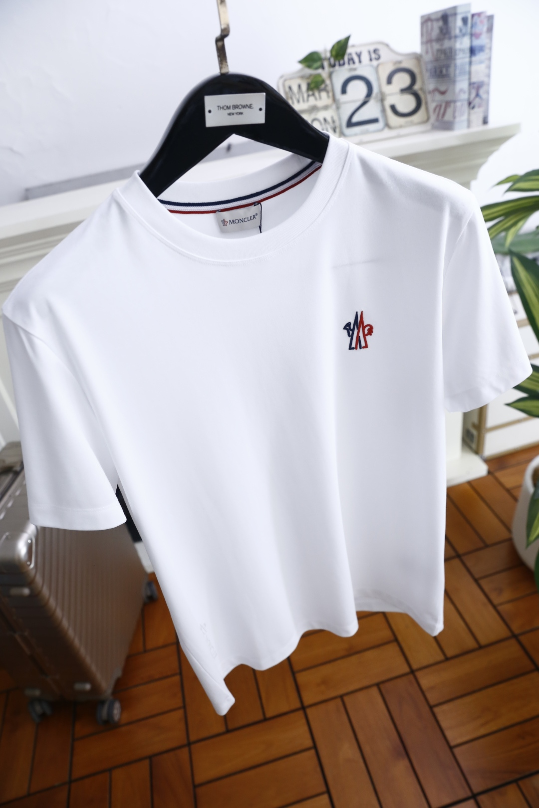 🔥蒙口.26夏季新品🆕时尚男士百搭T恤采用经典圆领设计，领口内侧饰有标志性撞色织带，细节处传递品牌辨识度