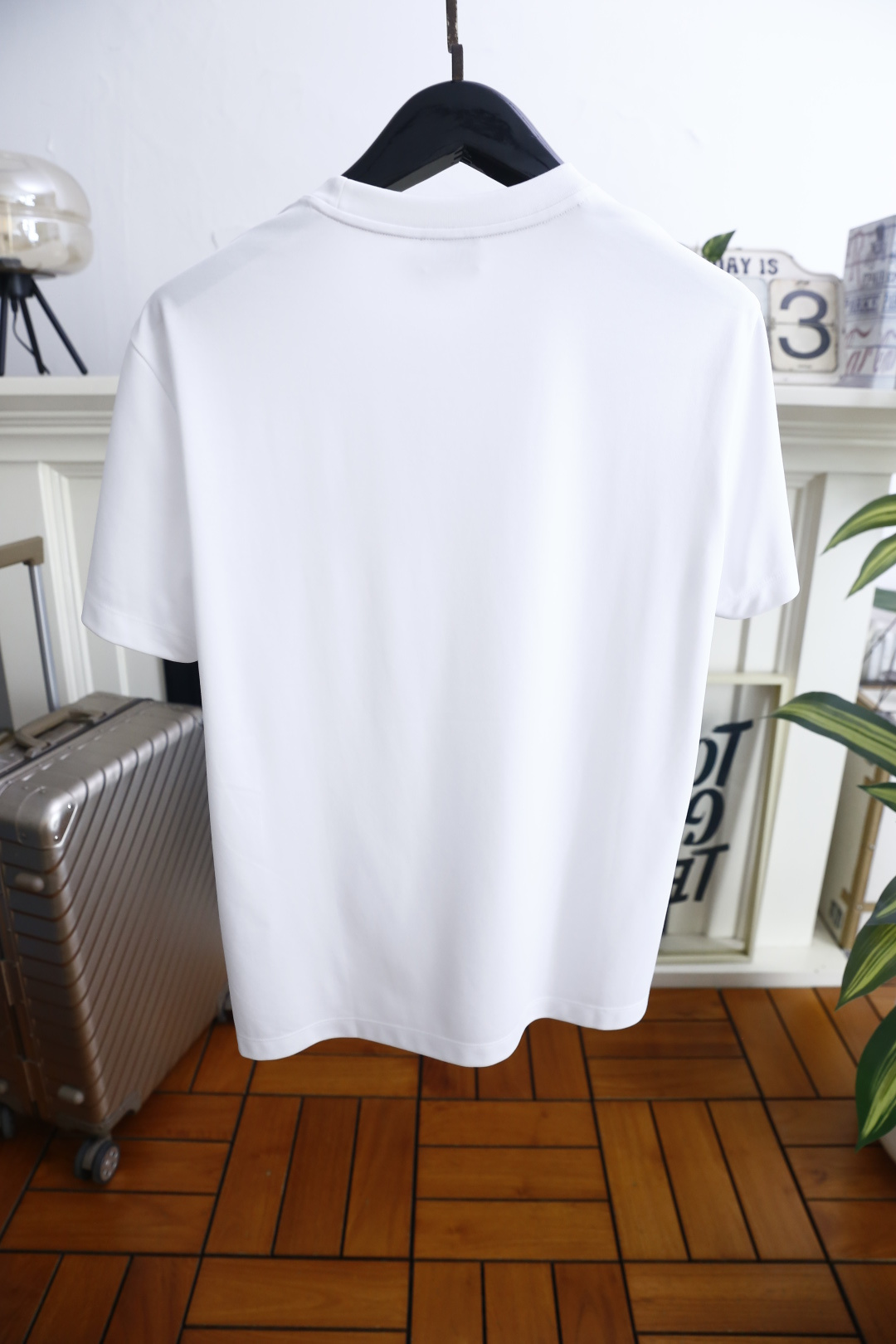 🔥蒙口.26夏季新品🆕时尚男士百搭T恤采用经典圆领设计，领口内侧饰有标志性撞色织带，细节处传递品牌辨识度