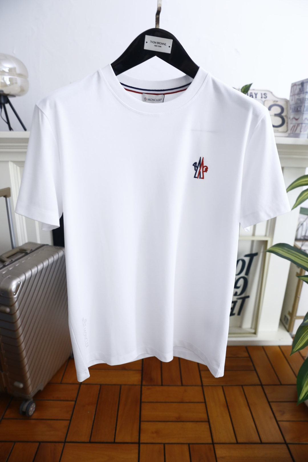 🔥蒙口.26夏季新品🆕时尚男士百搭T恤采用经典圆领设计，领口内侧饰有标志性撞色织带，细节处传递品牌辨识度