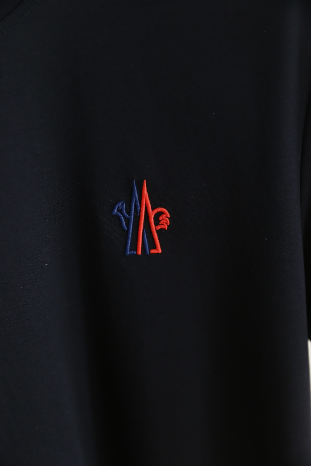 🔥蒙口.26夏季新品🆕时尚男士百搭T恤采用经典圆领设计，领口内侧饰有标志性撞色织带，细节处传递品牌辨识度