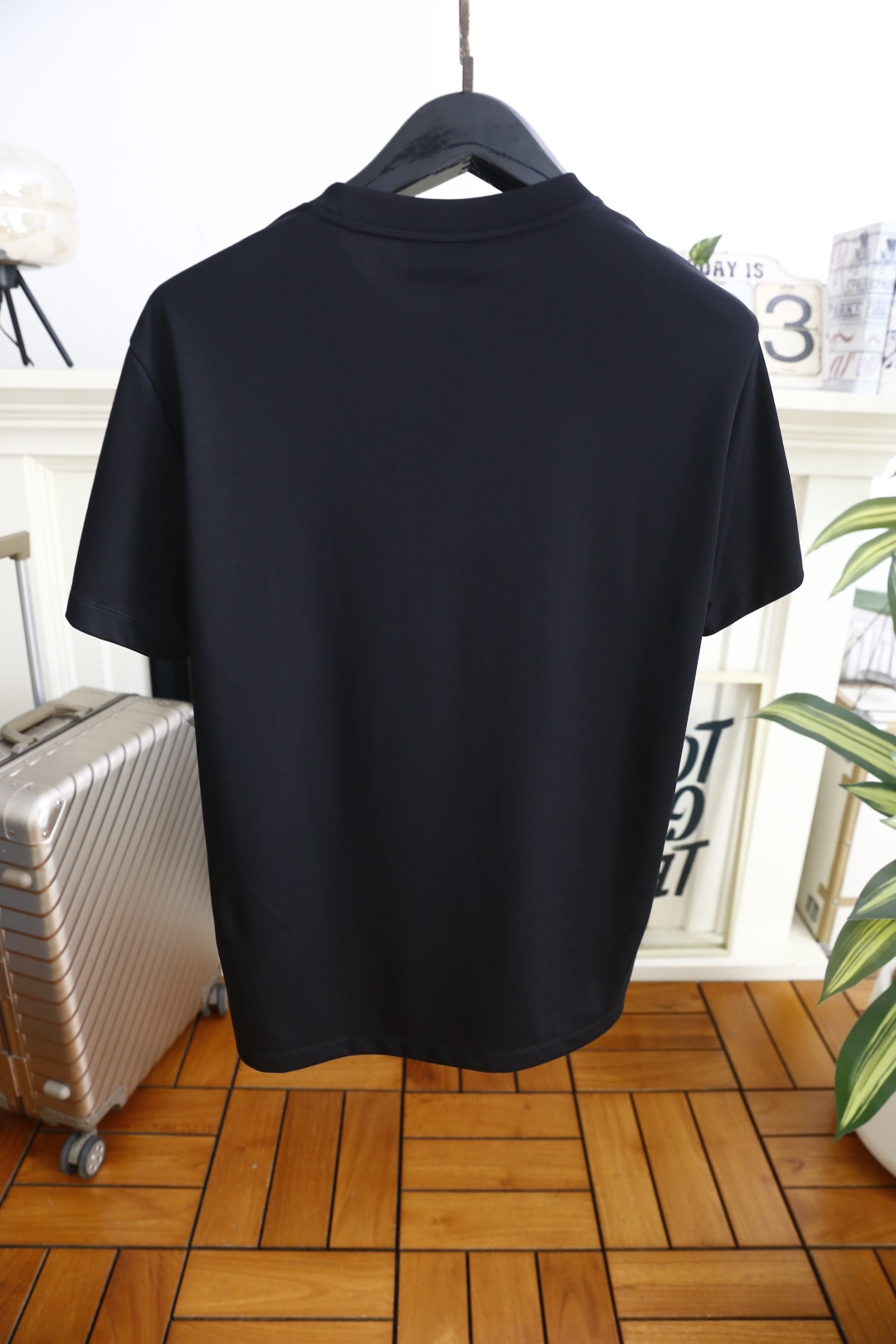 🔥蒙口.26夏季新品🆕时尚男士百搭T恤采用经典圆领设计，领口内侧饰有标志性撞色织带，细节处传递品牌辨识度