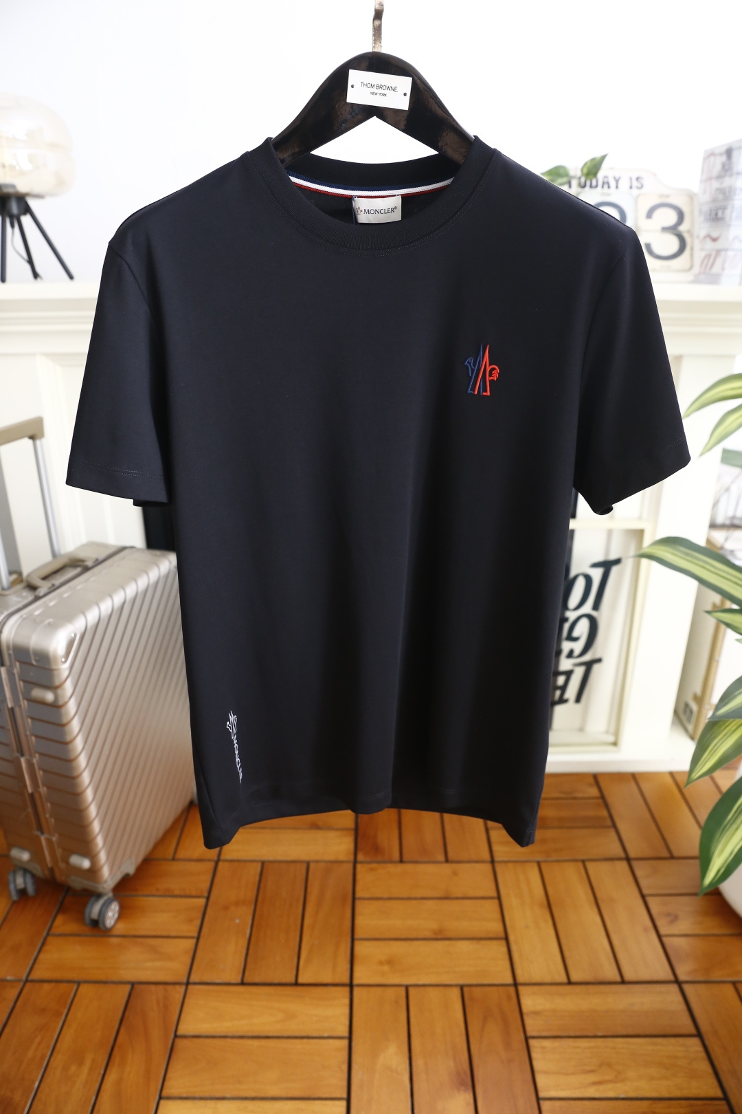 🔥蒙口.26夏季新品🆕时尚男士百搭T恤采用经典圆领设计，领口内侧饰有标志性撞色织带，细节处传递品牌辨识度