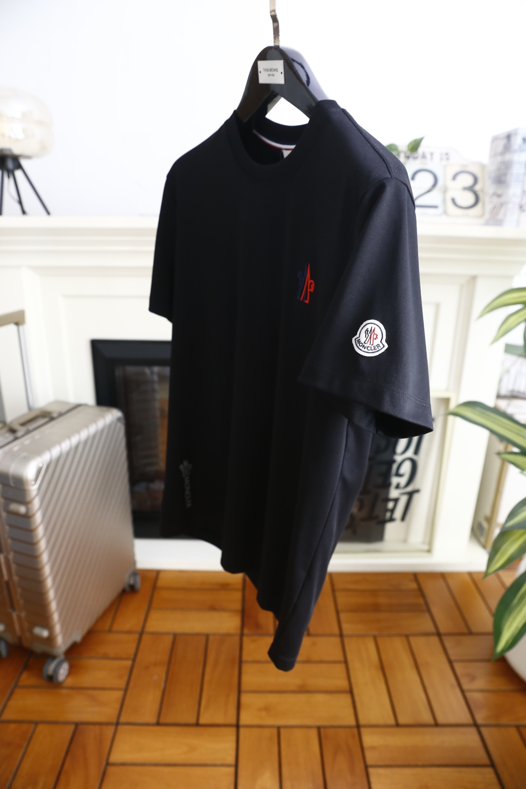 🔥蒙口.26夏季新品🆕时尚男士百搭T恤采用经典圆领设计，领口内侧饰有标志性撞色织带，细节处传递品牌辨识度