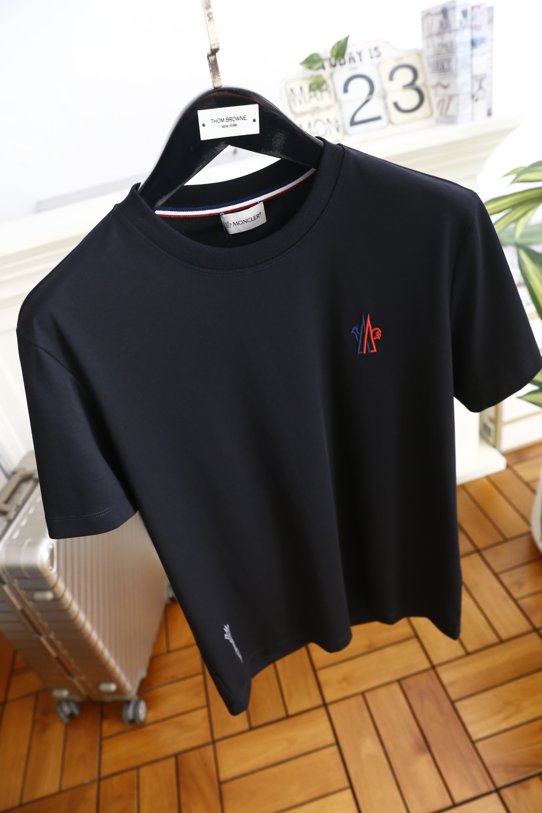 🔥蒙口.26夏季新品🆕时尚男士百搭T恤采用经典圆领设计，领口内侧饰有标志性撞色织带，细节处传递品牌辨识度