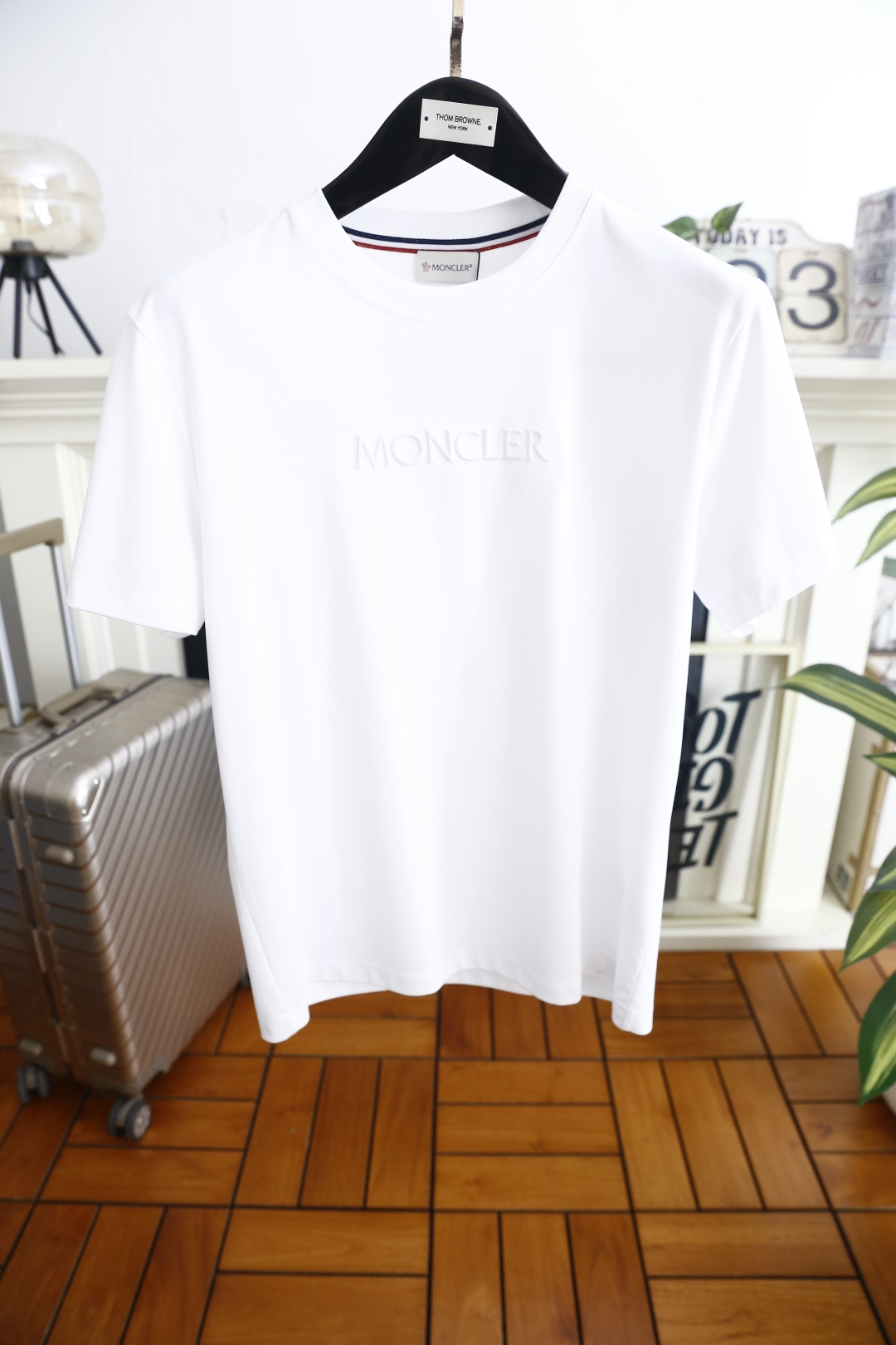 🔥蒙口.26夏季新品！时尚男士百搭T恤采用经典圆领设计，领口内侧饰有标志性撞色织带，细节处暗藏品牌辨识度