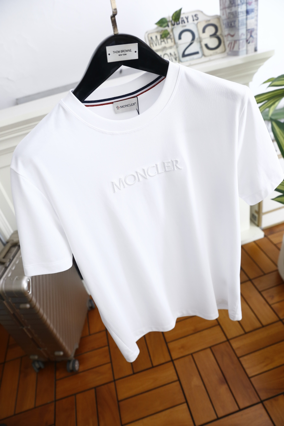 🔥蒙口.26夏季新品！时尚男士百搭T恤采用经典圆领设计，领口内侧饰有标志性撞色织带，细节处暗藏品牌辨识度
