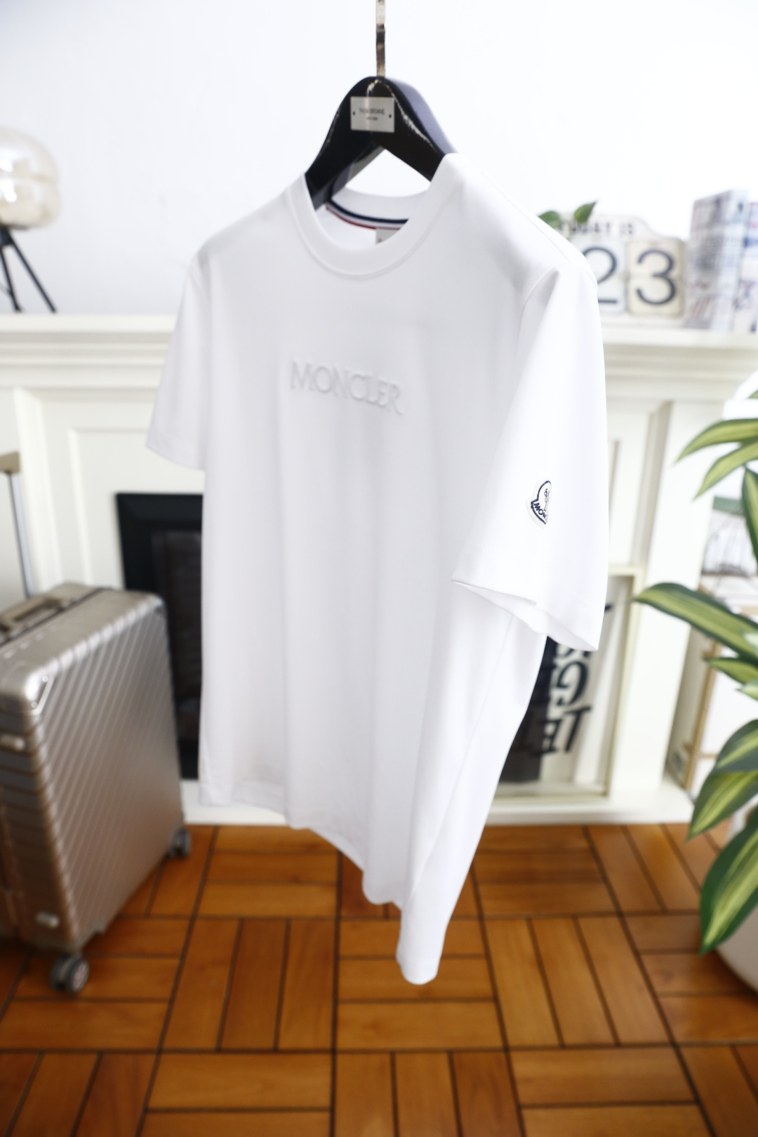 🔥蒙口.26夏季新品！时尚男士百搭T恤采用经典圆领设计，领口内侧饰有标志性撞色织带，细节处暗藏品牌辨识度