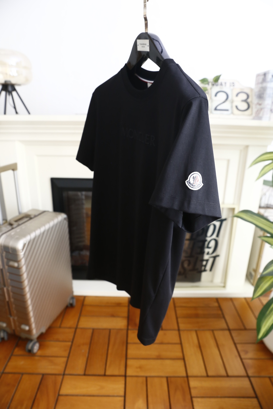 🔥蒙口.26夏季新品！时尚男士百搭T恤采用经典圆领设计，领口内侧饰有标志性撞色织带，细节处暗藏品牌辨识度
