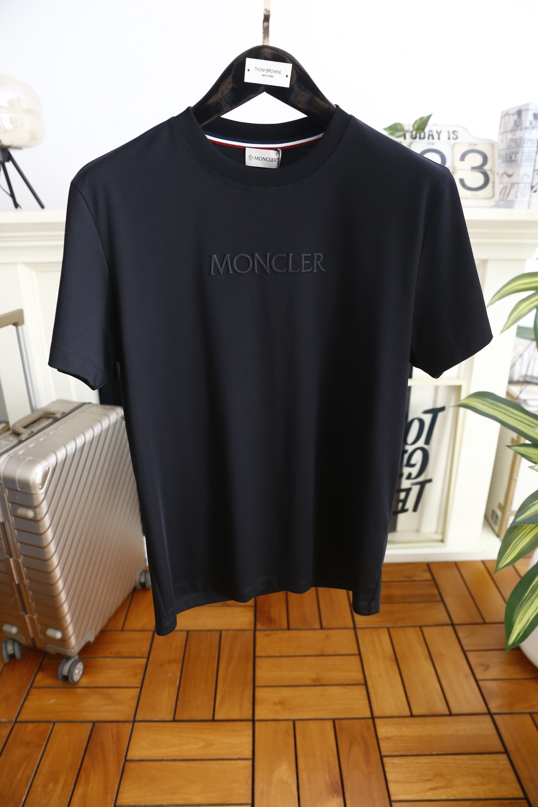 🔥蒙口.26夏季新品！时尚男士百搭T恤采用经典圆领设计，领口内侧饰有标志性撞色织带，细节处暗藏品牌辨识度