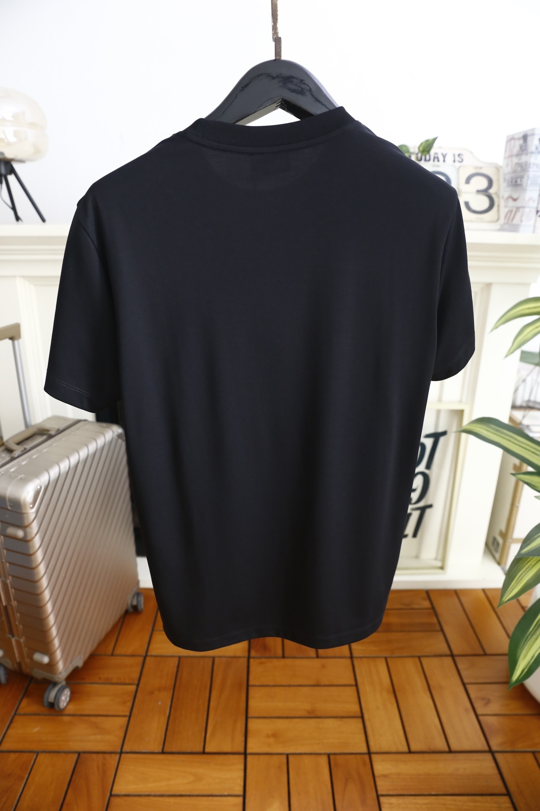 🔥蒙口.26夏季新品！时尚男士百搭T恤采用经典圆领设计，领口内侧饰有标志性撞色织带，细节处暗藏品牌辨识度