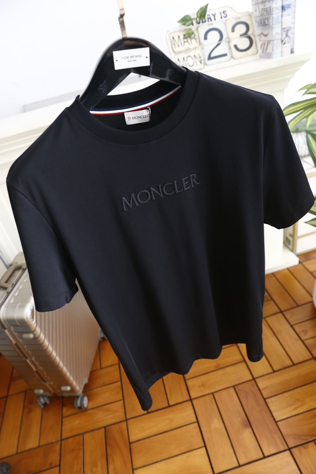 🔥蒙口.26夏季新品！时尚男士百搭T恤采用经典圆领设计，领口内侧饰有标志性撞色织带，细节处暗藏品牌辨识度