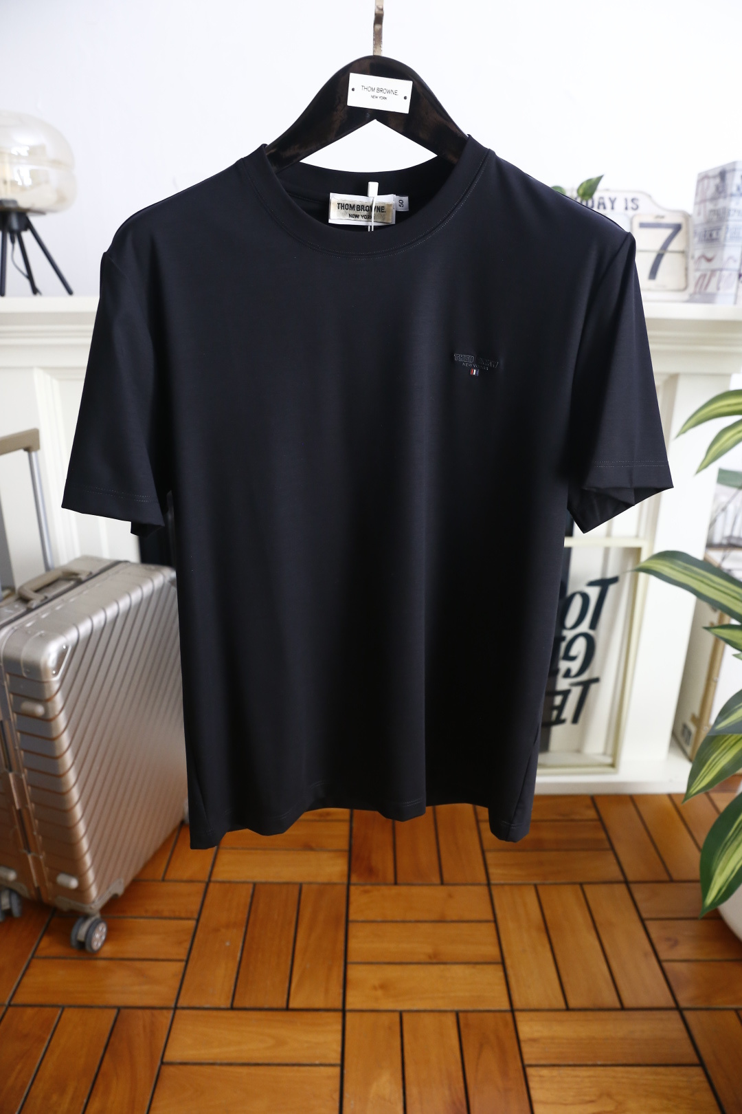 🔥TB.26夏季新品！时尚男士百搭简约基础款短袖T恤，以极简设计诠释高级质感，胸口点缀精致品牌标识与细节