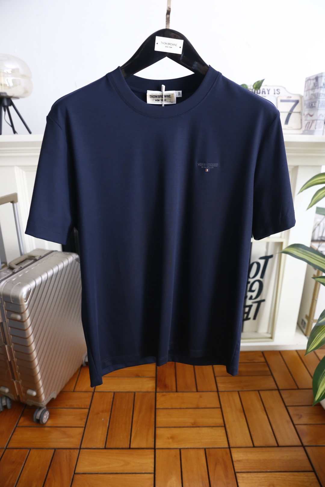 🔥TB.26夏季新品！时尚男士百搭简约基础款短袖T恤，以极简设计诠释高级质感，胸口点缀精致品牌标识与细节