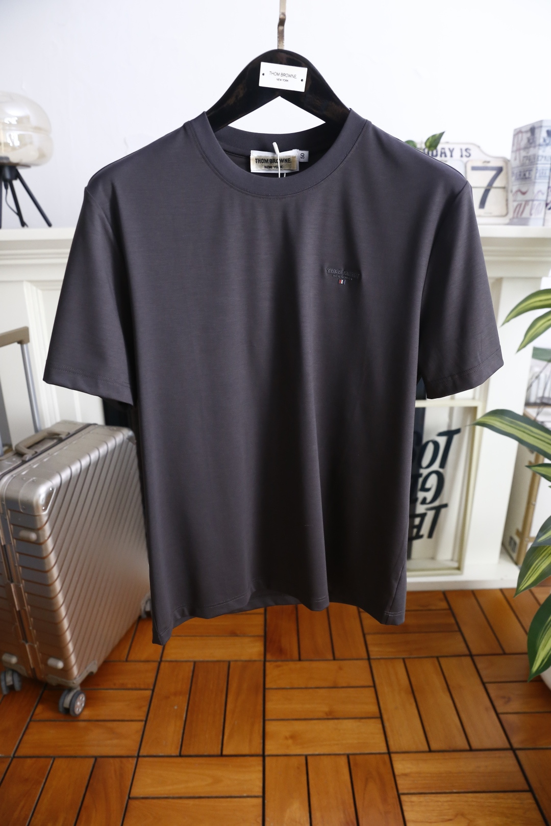 🔥TB.26夏季新品！时尚男士百搭简约基础款短袖T恤，以极简设计诠释高级质感，胸口点缀精致品牌标识与细节