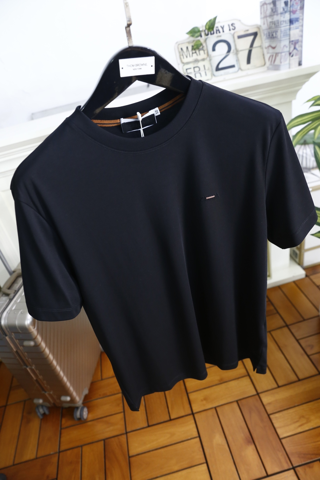 🔥杰尼亚.26夏季新品！时尚男士经典简约短袖T恤，以极简设计打造高级质感，胸口精致品牌饰条低调点睛，领部