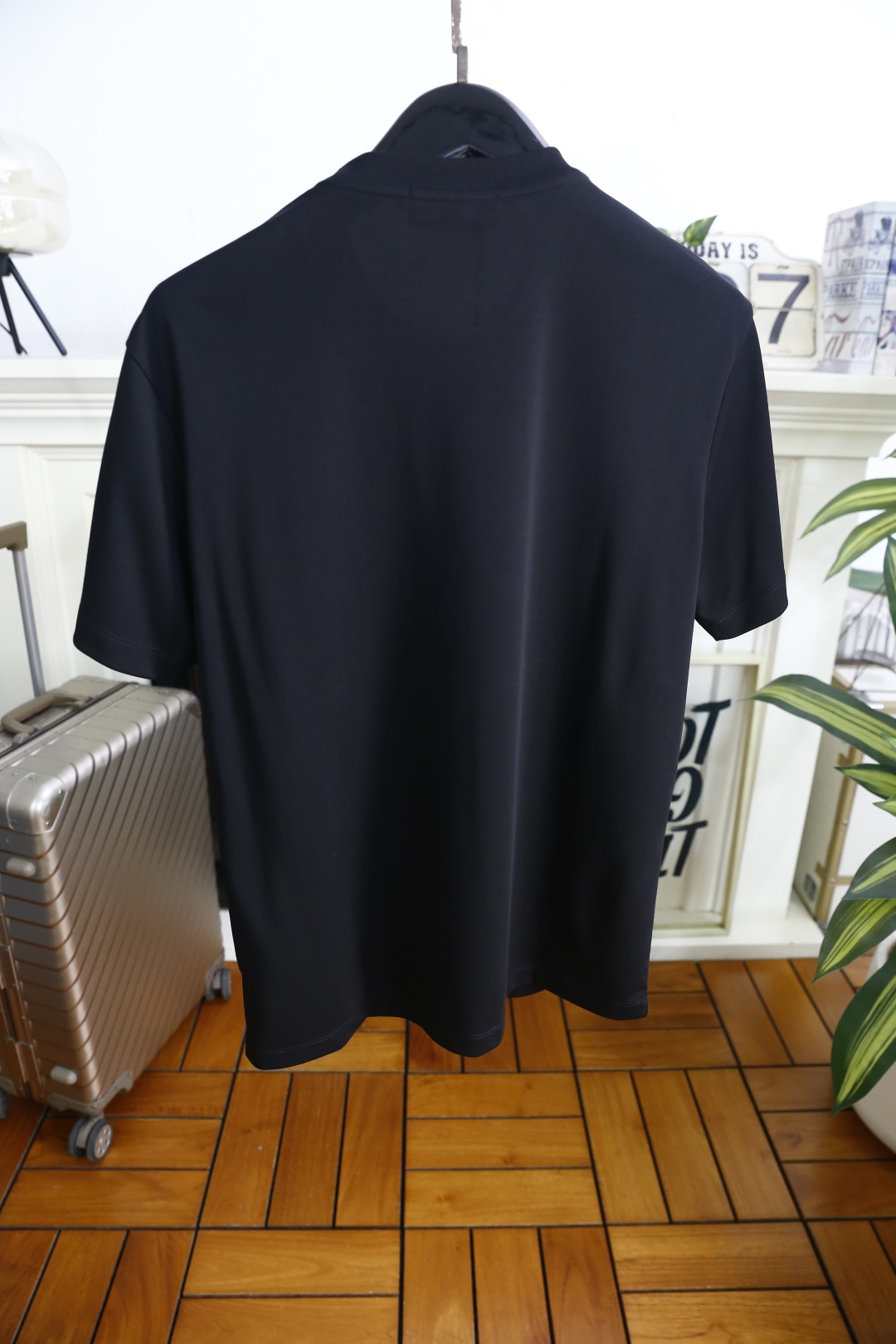 🔥杰尼亚.26夏季新品！时尚男士经典简约短袖T恤，以极简设计打造高级质感，胸口精致品牌饰条低调点睛，领部