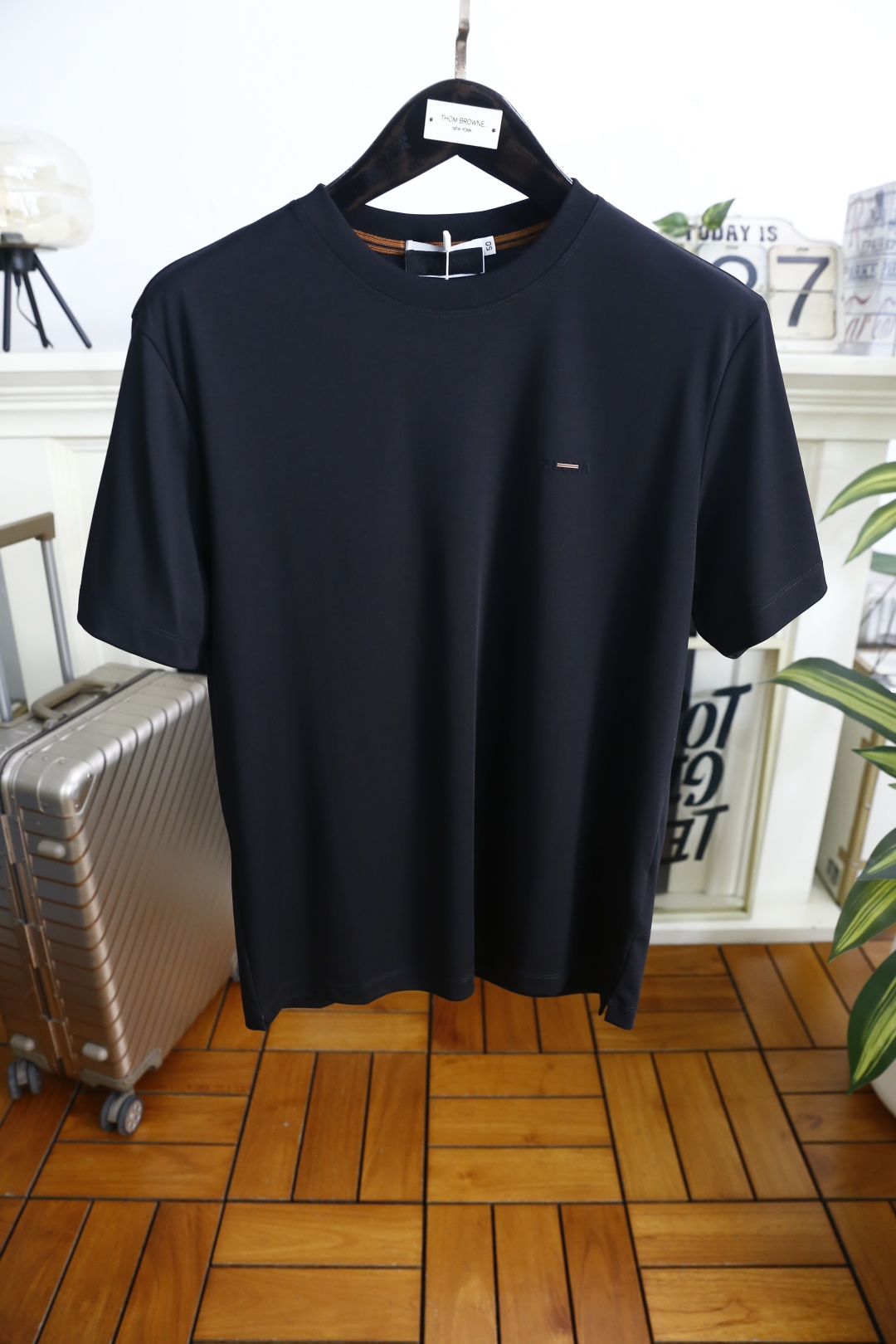 🔥杰尼亚.26夏季新品！时尚男士经典简约短袖T恤，以极简设计打造高级质感，胸口精致品牌饰条低调点睛，领部