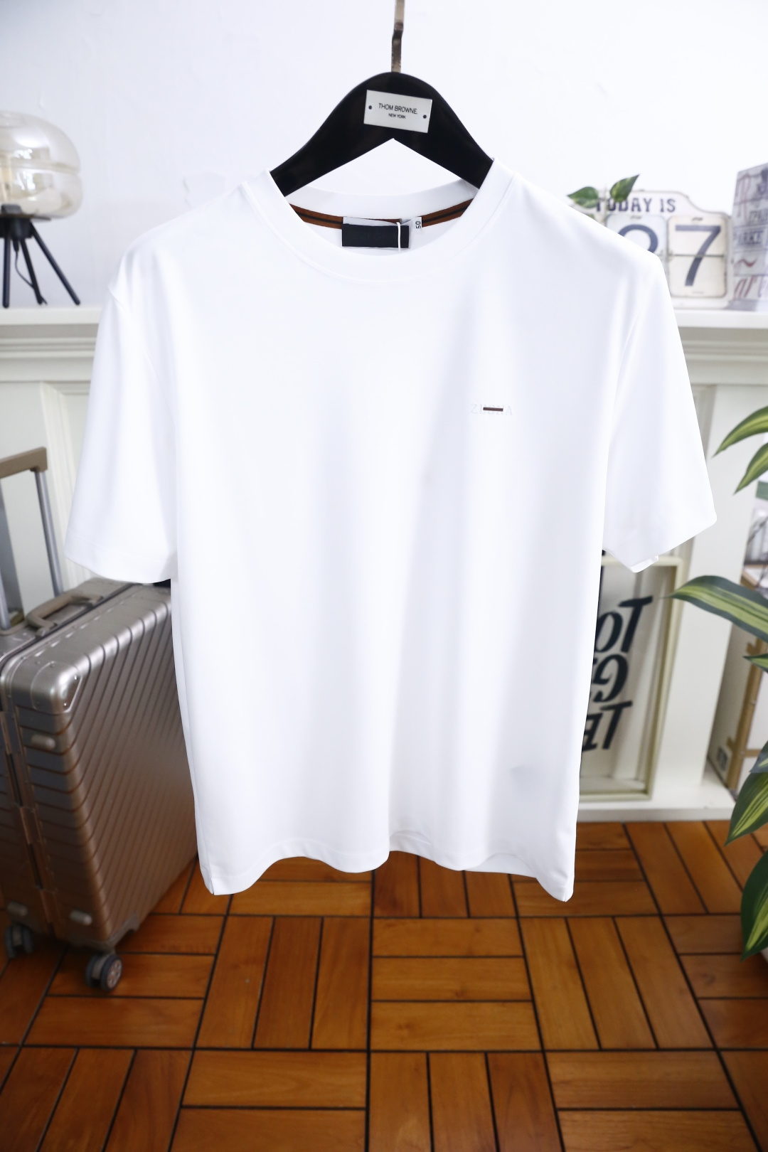 🔥杰尼亚.26夏季新品！时尚男士经典简约短袖T恤，以极简设计打造高级质感，胸口精致品牌饰条低调点睛，领部
