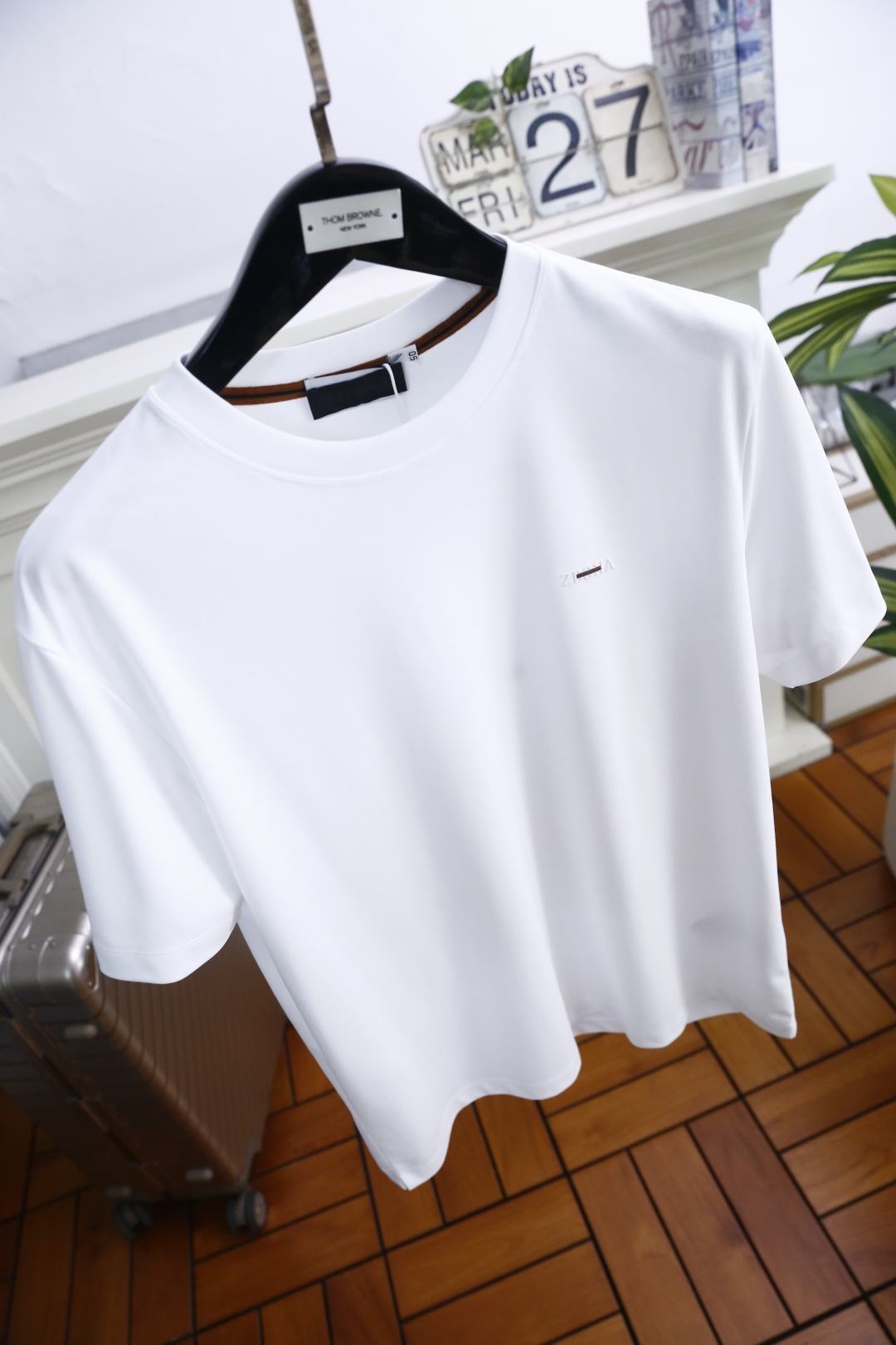 🔥杰尼亚.26夏季新品！时尚男士经典简约短袖T恤，以极简设计打造高级质感，胸口精致品牌饰条低调点睛，领部
