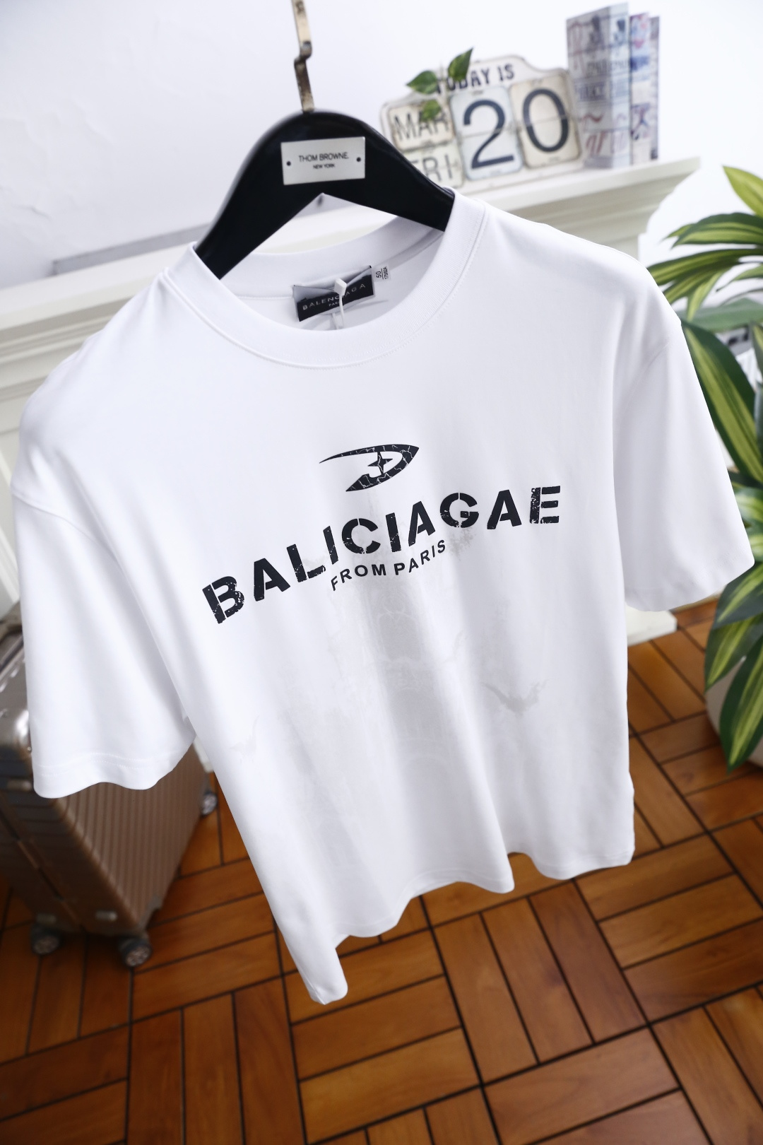 🔥巴黎世家.26夏季新品！时尚潮流百搭男士印花短袖T恤，以标志性品牌字母标识搭配哥特式城堡与蝙蝠元素，打