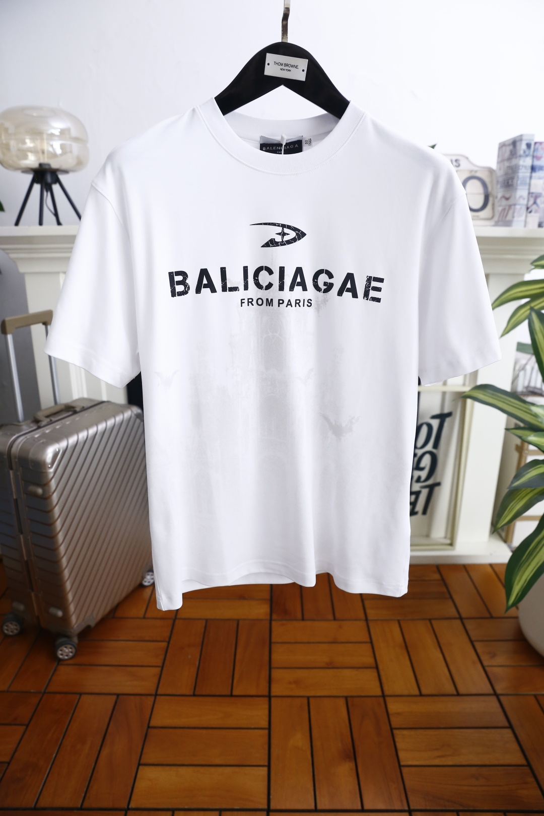 🔥巴黎世家.26夏季新品！时尚潮流百搭男士印花短袖T恤，以标志性品牌字母标识搭配哥特式城堡与蝙蝠元素，打