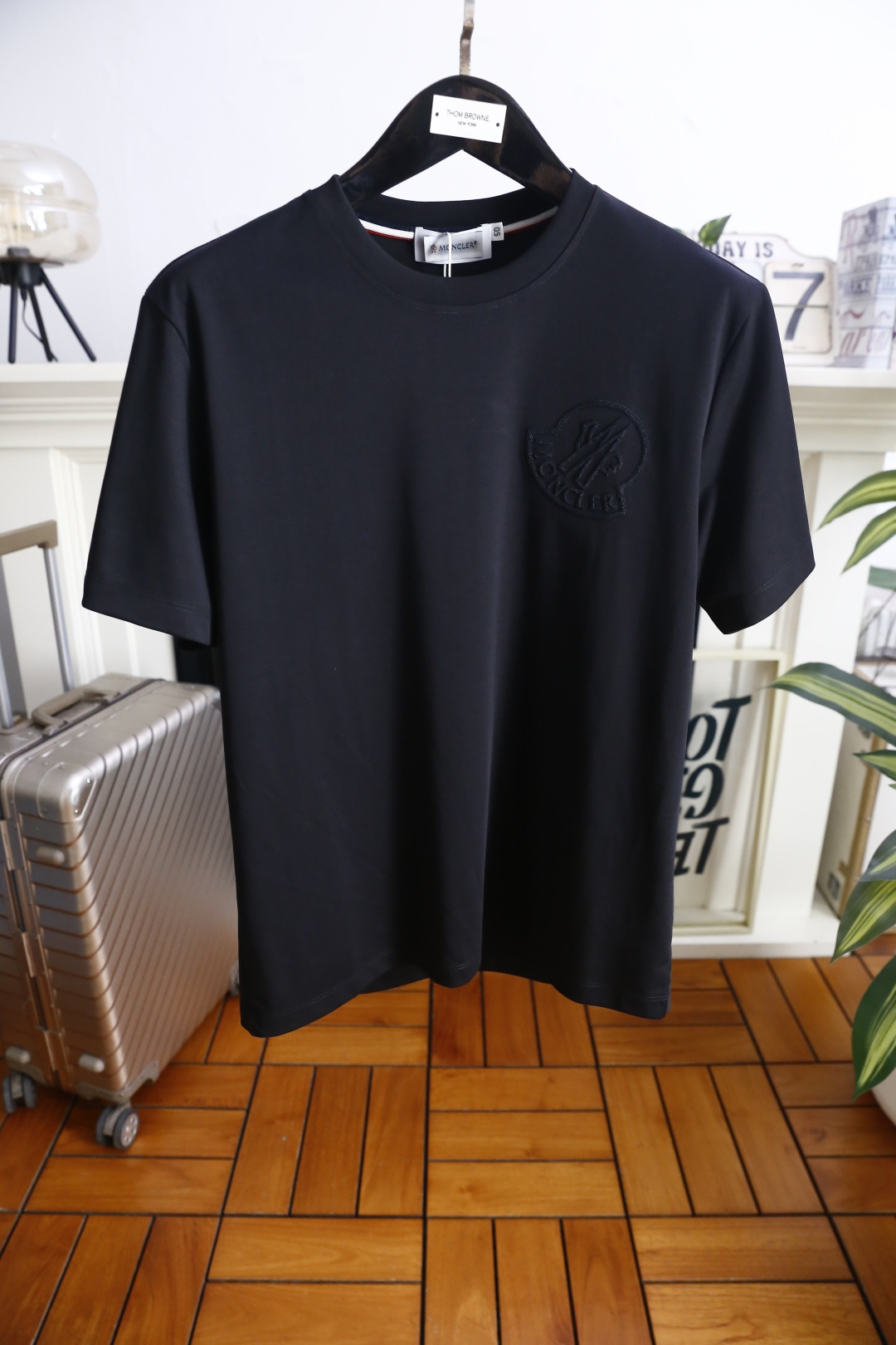 🔥蒙口.26夏季新品🆕时尚男士百搭圆领短袖T恤，延续品牌标志性极简美学，经典圆领搭配领口撞色织带，细节处