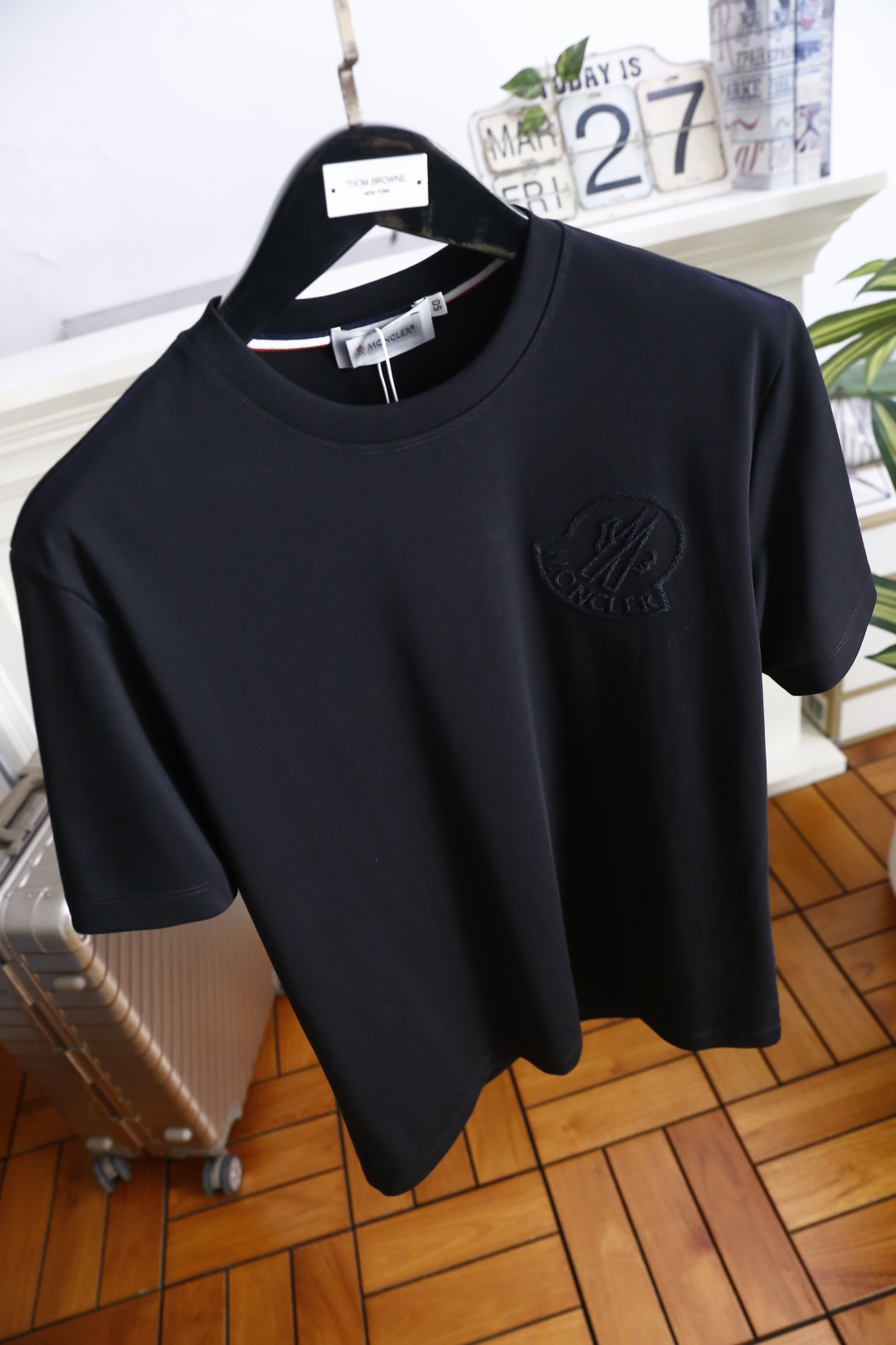 🔥蒙口.26夏季新品🆕时尚男士百搭圆领短袖T恤，延续品牌标志性极简美学，经典圆领搭配领口撞色织带，细节处