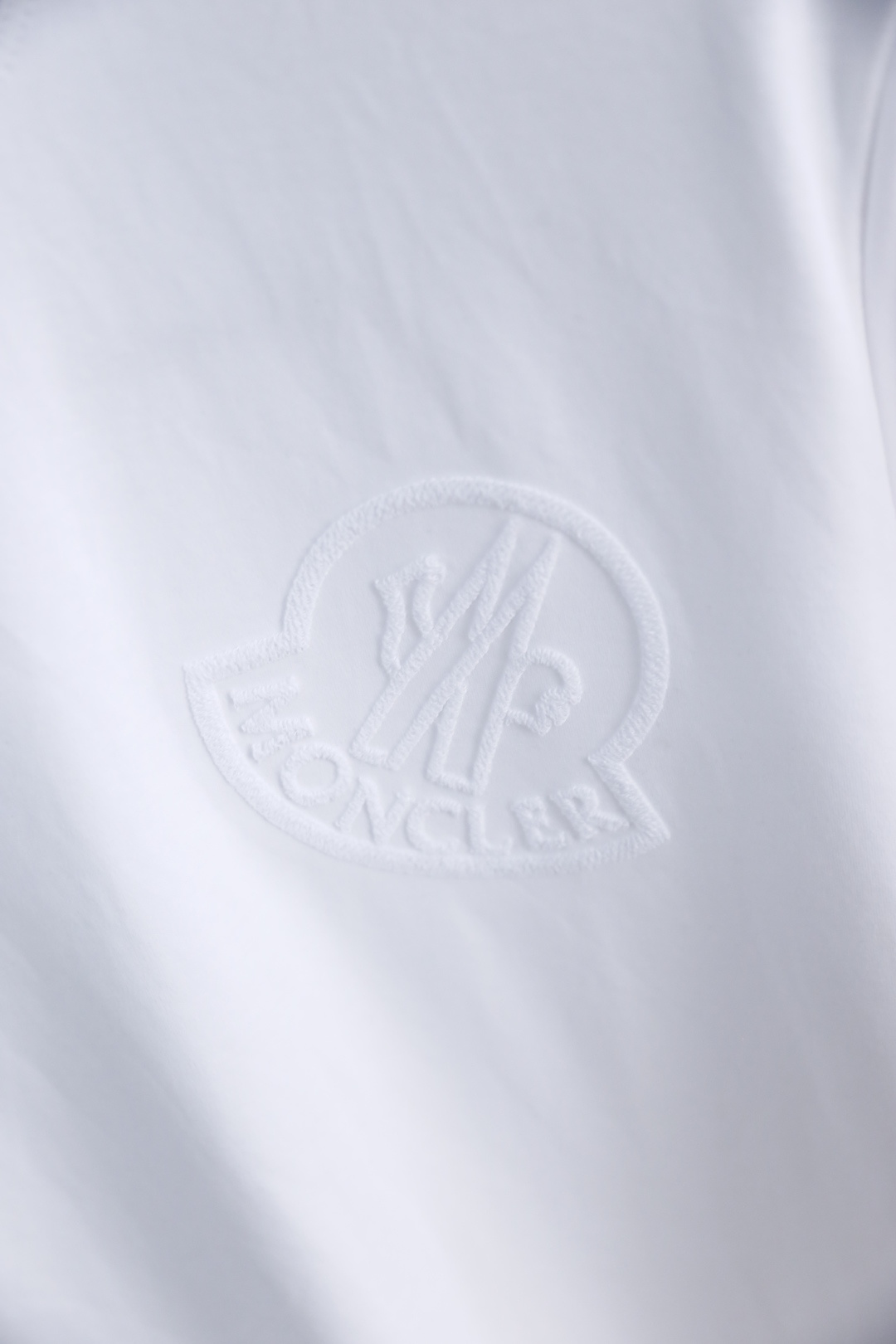 🔥蒙口.26夏季新品🆕时尚男士百搭圆领短袖T恤，延续品牌标志性极简美学，经典圆领搭配领口撞色织带，细节处