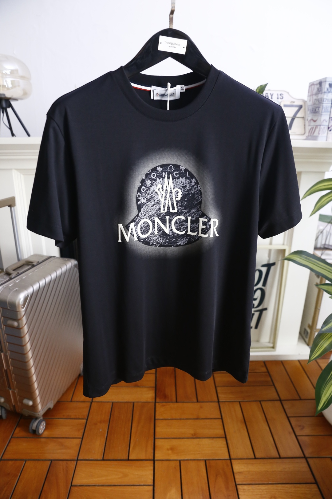 🔥蒙口.26夏季新品！MONCLER盟可睐男士圆领短袖T恤，延续品牌标志性设计语言，经典圆领搭配领口撞色