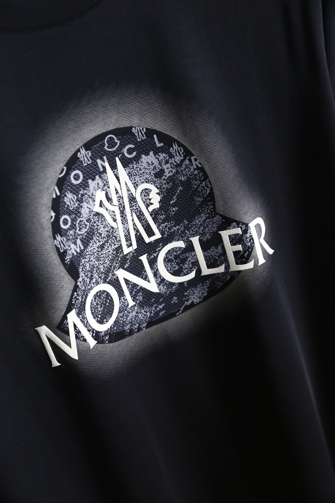 🔥蒙口.26夏季新品！MONCLER盟可睐男士圆领短袖T恤，延续品牌标志性设计语言，经典圆领搭配领口撞色