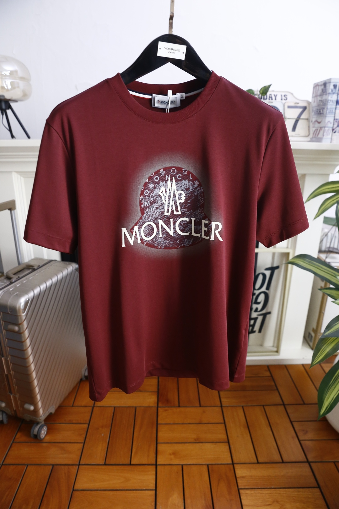 🔥蒙口.26夏季新品！MONCLER盟可睐男士圆领短袖T恤，延续品牌标志性设计语言，经典圆领搭配领口撞色