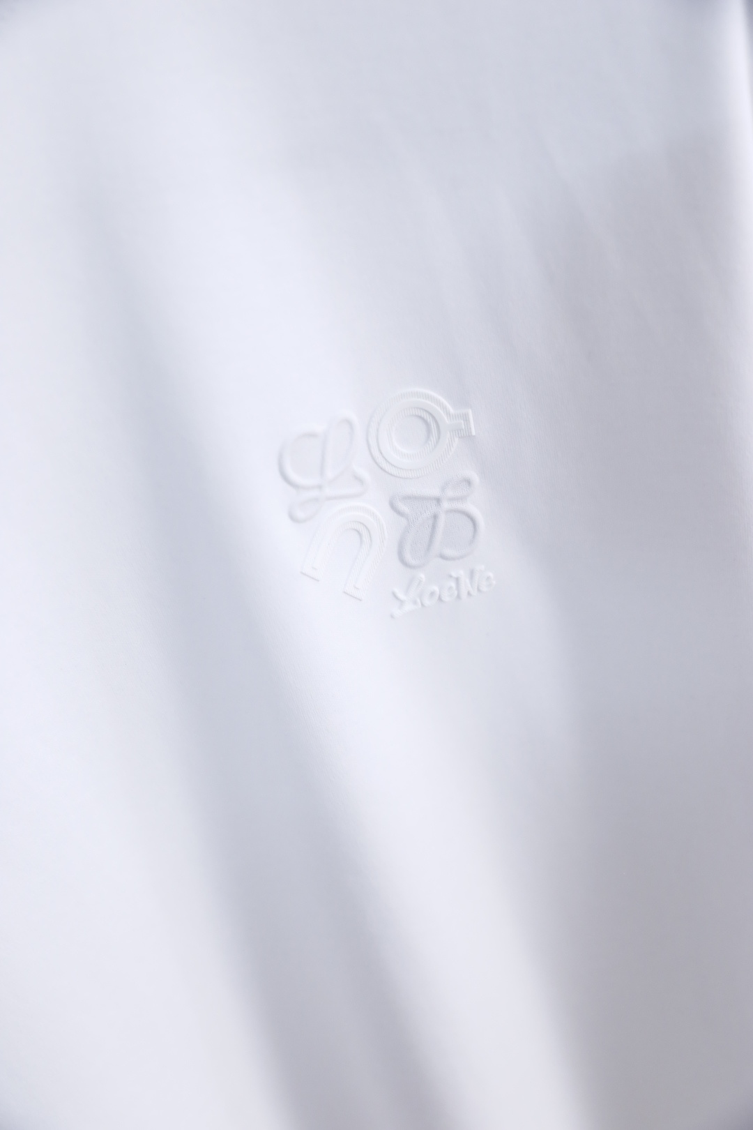 🔥LOEWE/罗意威.26夏季新款！时尚男士经典百搭圆领短袖T恤，延续品牌标志性极简美学，经典圆领剪裁适