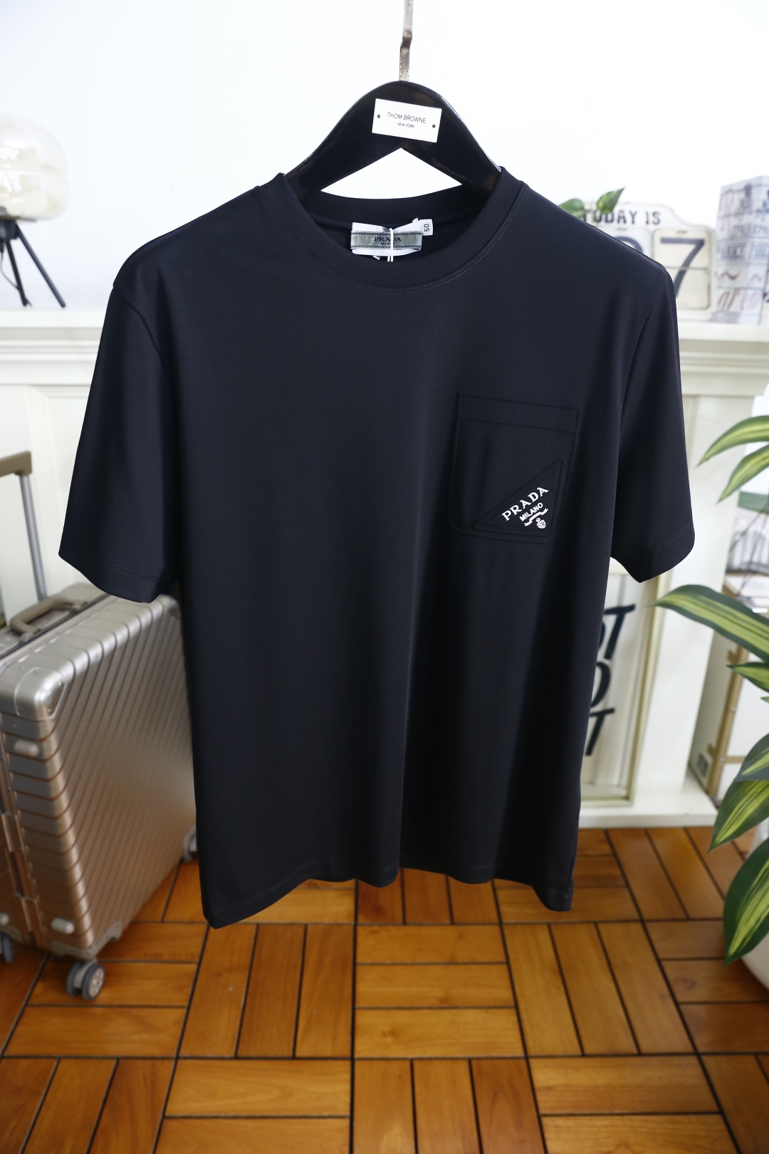 🔥PR*DA/普拉达.26夏季新品！时尚男士百搭圆领短袖T恤，延续品牌标志性极简美学，经典圆领剪裁适配多