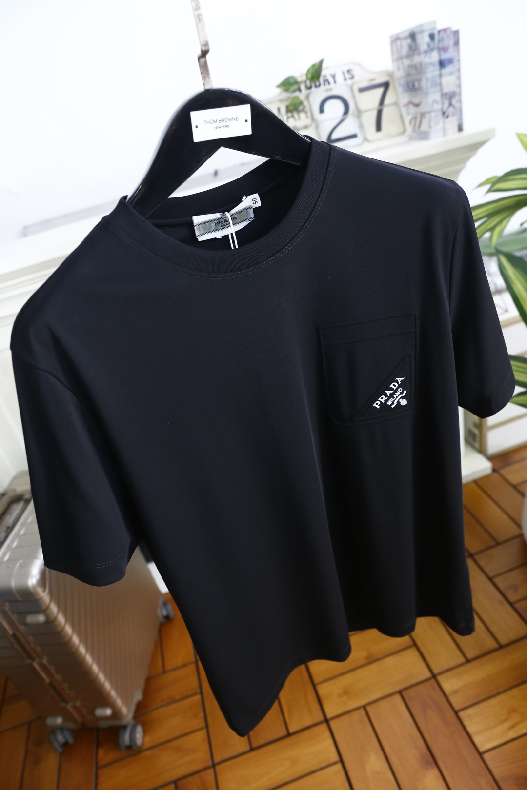 🔥PR*DA/普拉达.26夏季新品！时尚男士百搭圆领短袖T恤，延续品牌标志性极简美学，经典圆领剪裁适配多