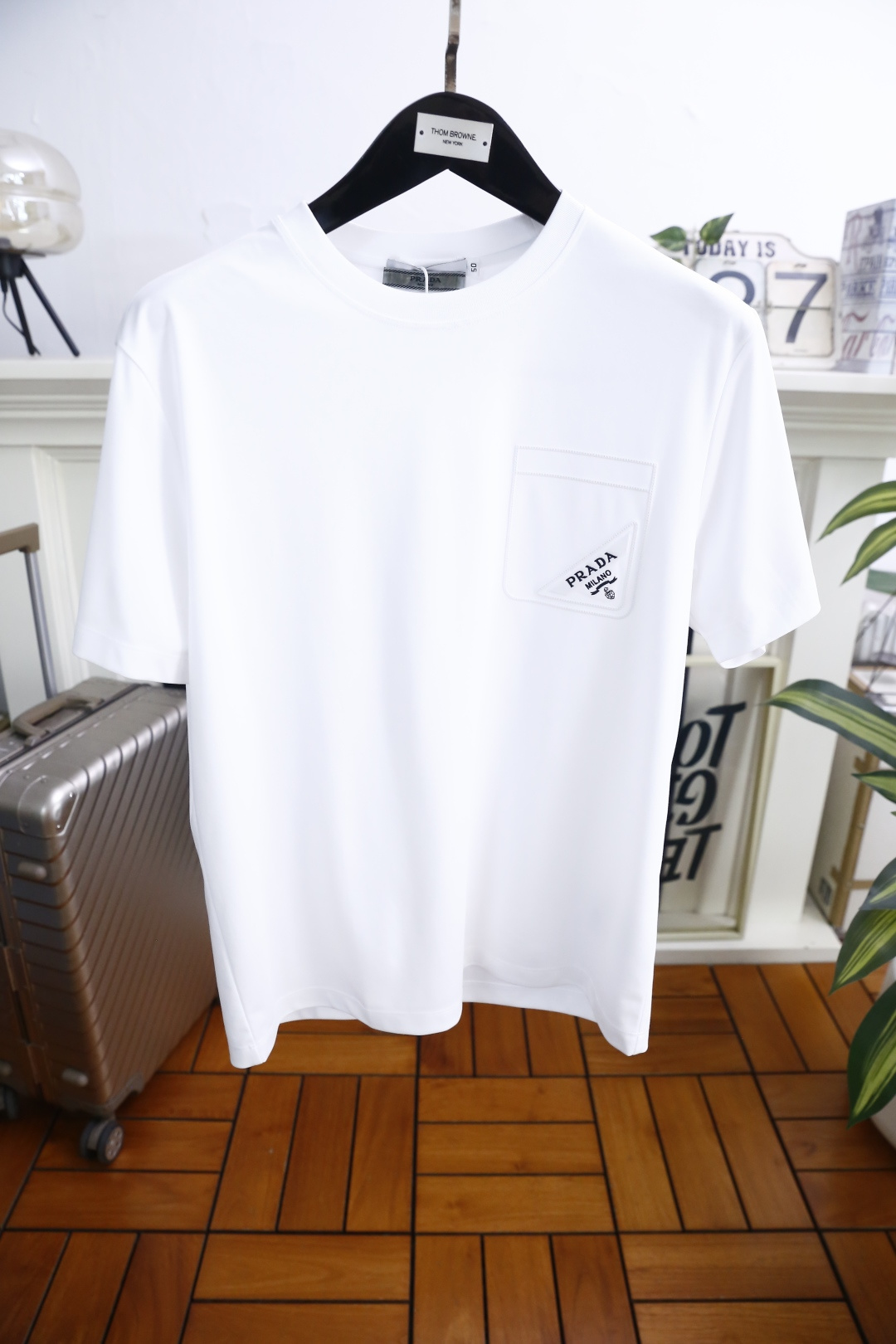 🔥PR*DA/普拉达.26夏季新品！时尚男士百搭圆领短袖T恤，延续品牌标志性极简美学，经典圆领剪裁适配多