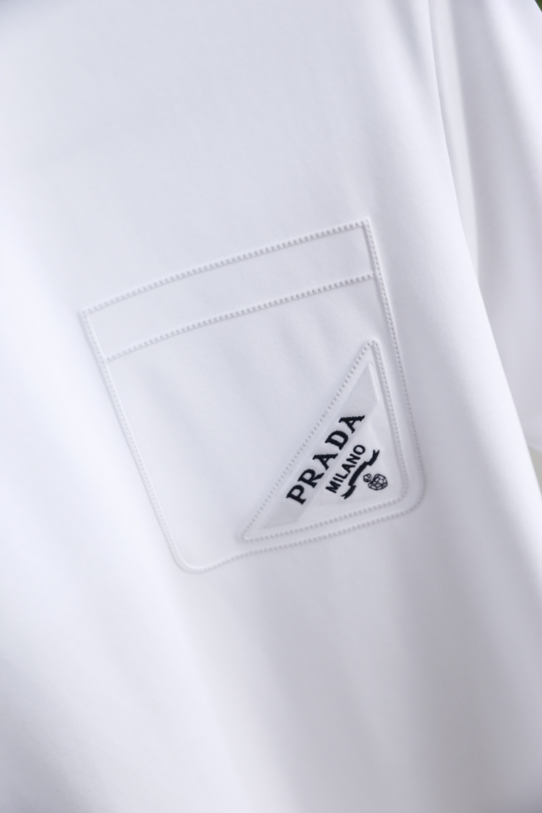 🔥PR*DA/普拉达.26夏季新品！时尚男士百搭圆领短袖T恤，延续品牌标志性极简美学，经典圆领剪裁适配多