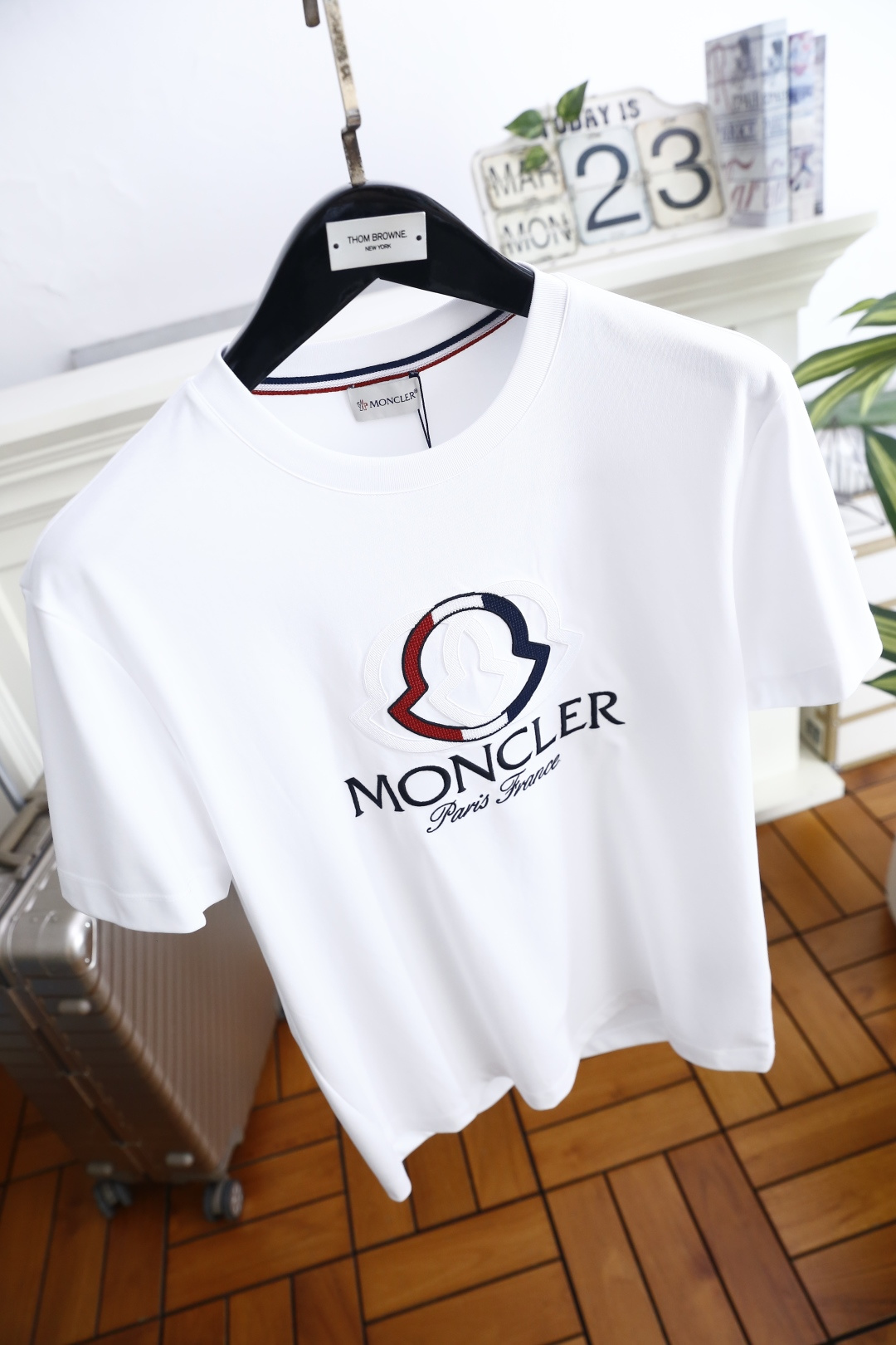 🔥蒙口.26夏季新品！时尚男士百搭圆领短袖T恤，延续品牌标志性设计语言，经典圆领搭配领口撞色织带，细节处