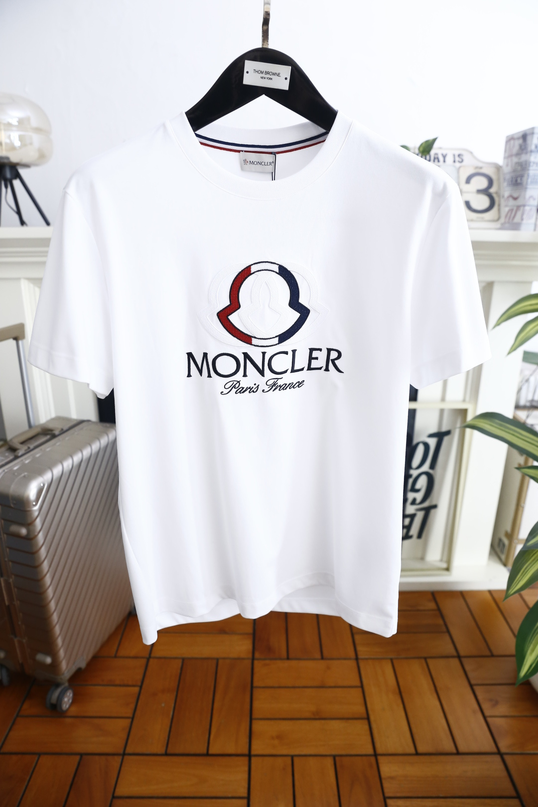 🔥蒙口.26夏季新品！时尚男士百搭圆领短袖T恤，延续品牌标志性设计语言，经典圆领搭配领口撞色织带，细节处