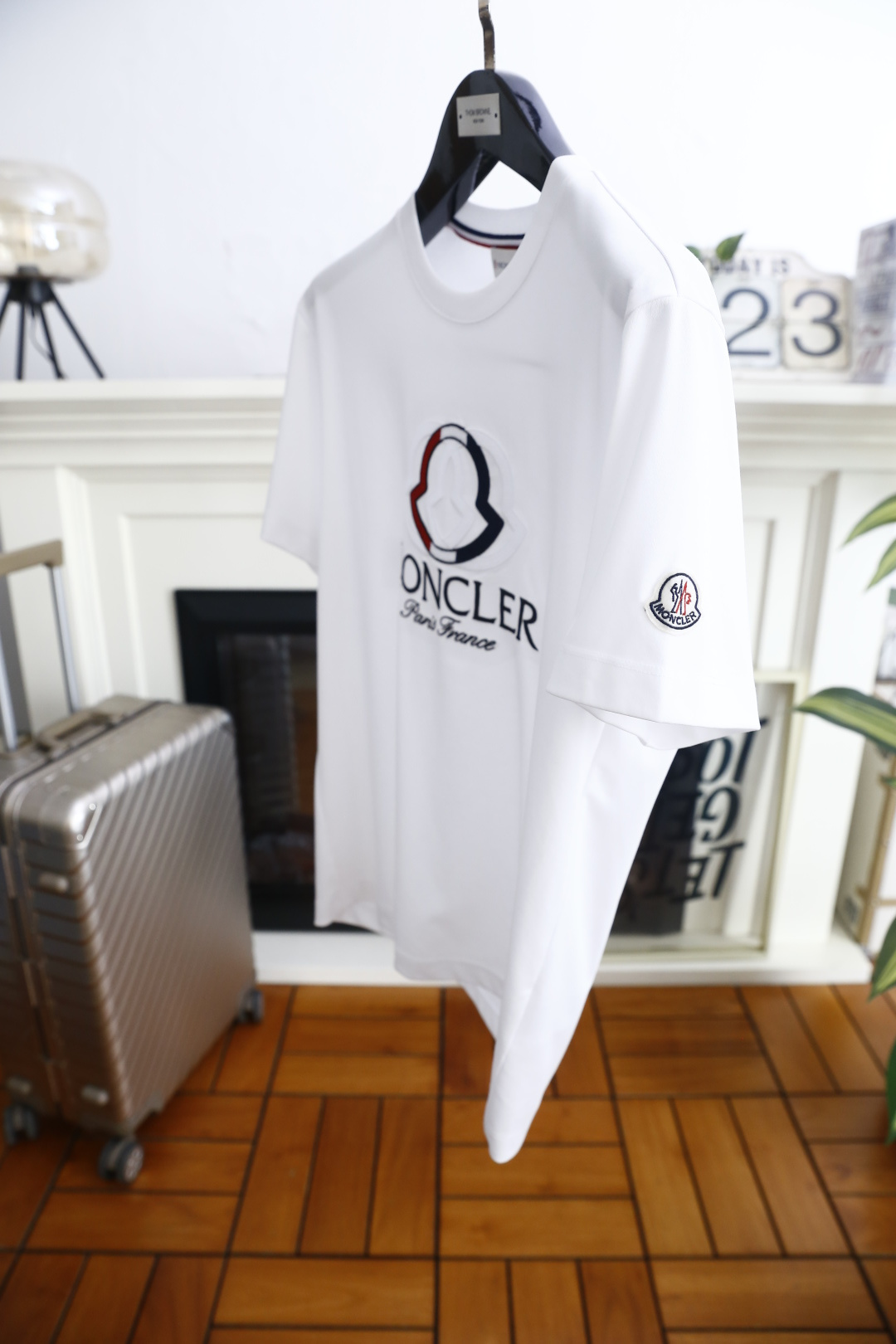 🔥蒙口.26夏季新品！时尚男士百搭圆领短袖T恤，延续品牌标志性设计语言，经典圆领搭配领口撞色织带，细节处