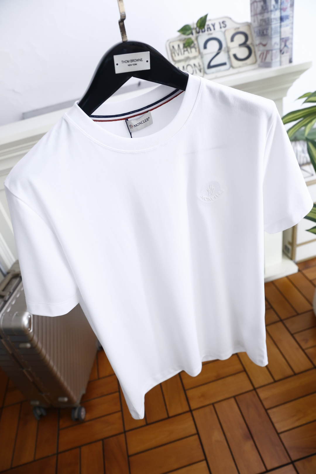 🔥蒙口.26夏季新品！时尚男士百搭圆领短袖T恤，延续品牌经典简约设计语言，经典圆领搭配领口标志性撞色织带