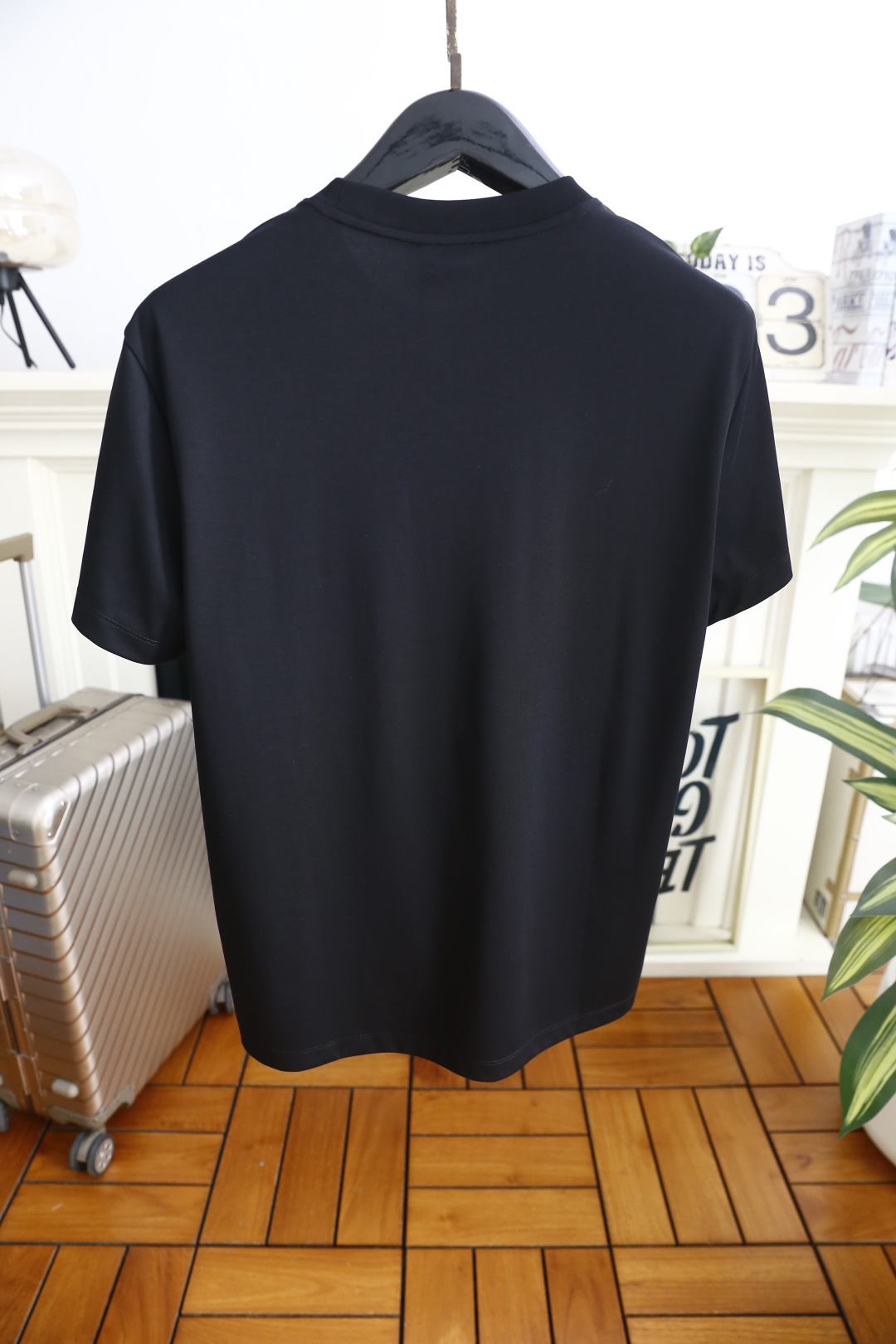 🔥蒙口.26夏季新品！时尚男士百搭圆领短袖T恤，延续品牌经典简约设计语言，经典圆领搭配领口标志性撞色织带