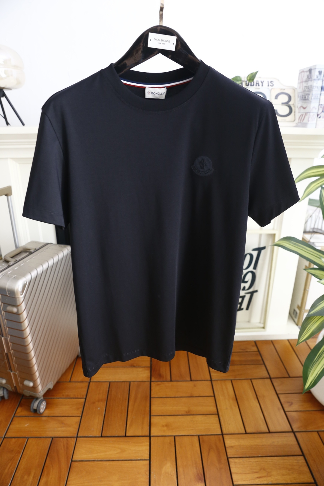 🔥蒙口.26夏季新品！时尚男士百搭圆领短袖T恤，延续品牌经典简约设计语言，经典圆领搭配领口标志性撞色织带