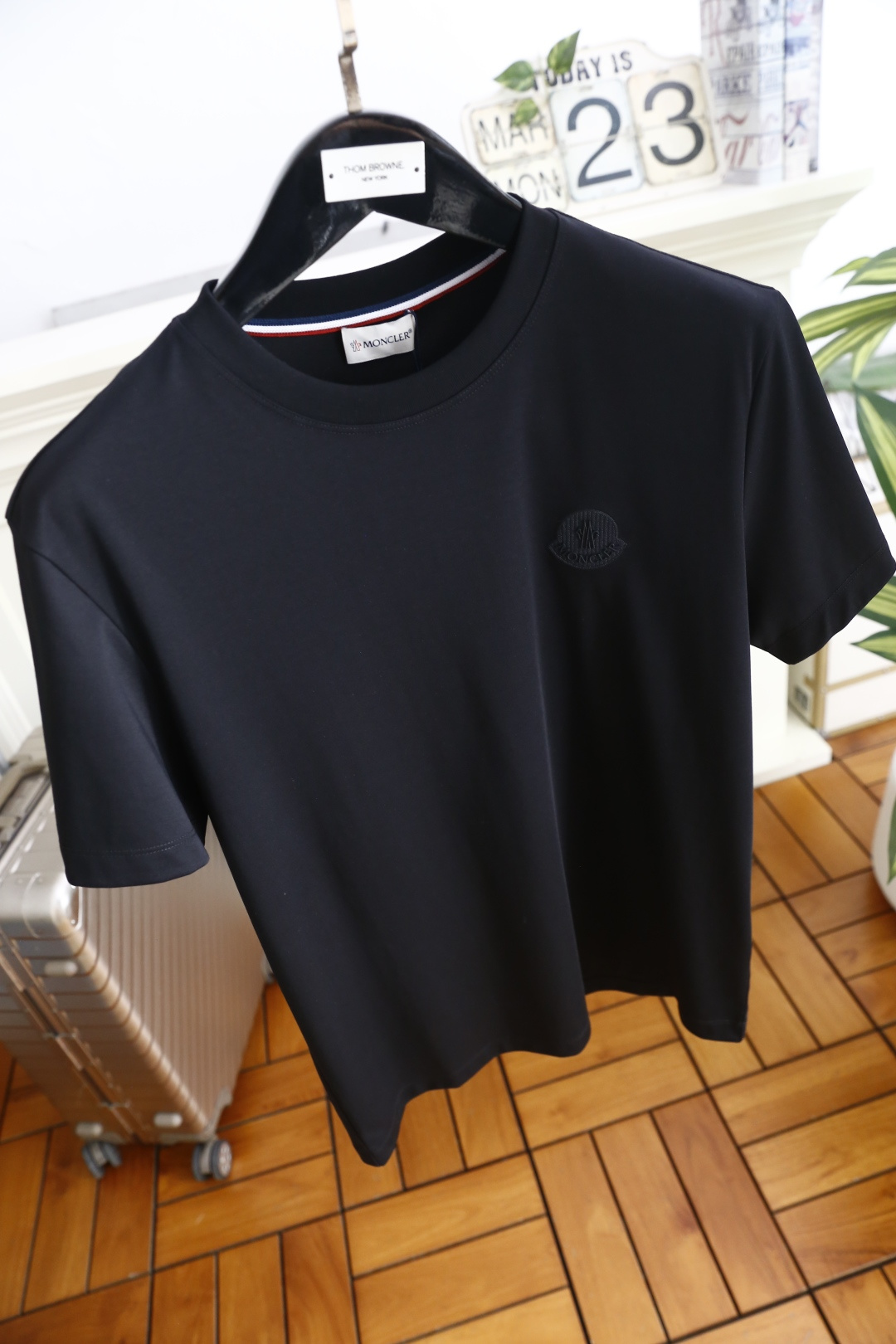 🔥蒙口.26夏季新品！时尚男士百搭圆领短袖T恤，延续品牌经典简约设计语言，经典圆领搭配领口标志性撞色织带