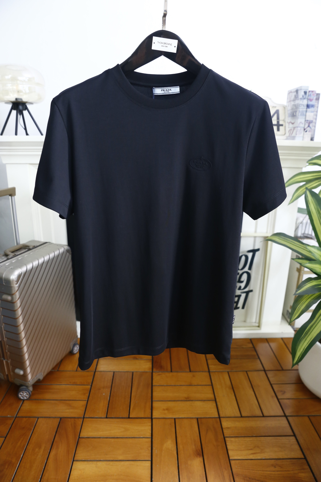 🔥普拉达.2026春夏新品男士短袖上市🍃经典圆领设计！重磅级尤物单品，新形态雅痞风格👍🏻高街混搭腔调有味