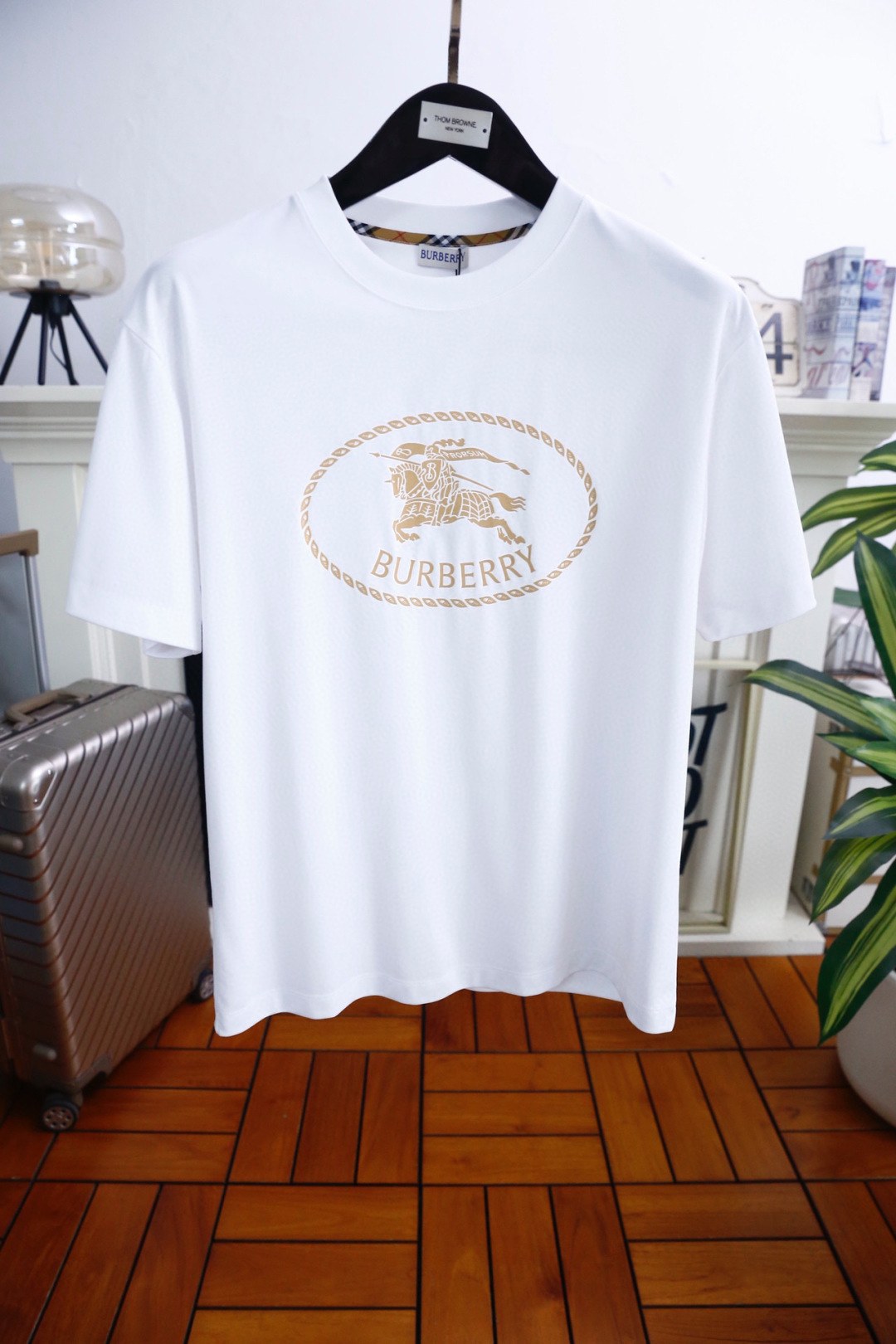 🔥巴宝丽/Burbe*ry.2026春夏新品！经典男士圆领短袖版型，利落剪裁贴合身形，日常穿着无束缚感。