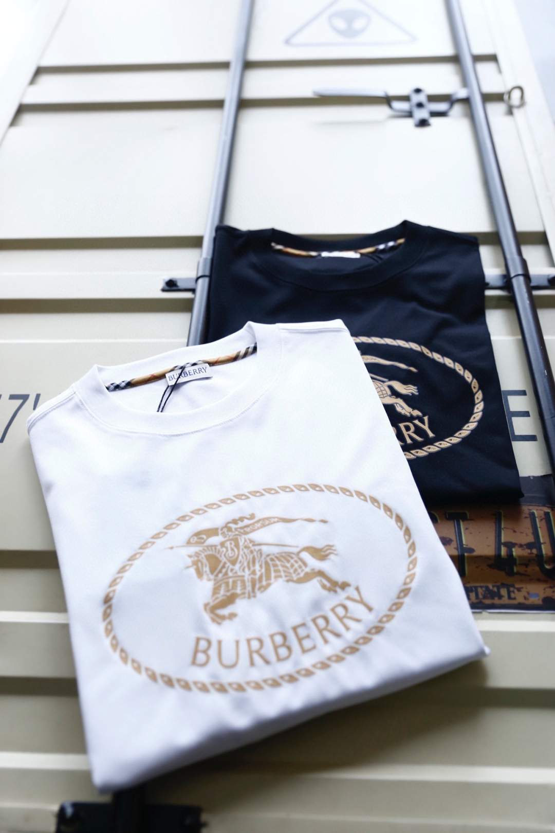 🔥巴宝丽/Burbe*ry.2026春夏新品！经典男士圆领短袖版型，利落剪裁贴合身形，日常穿着无束缚感。