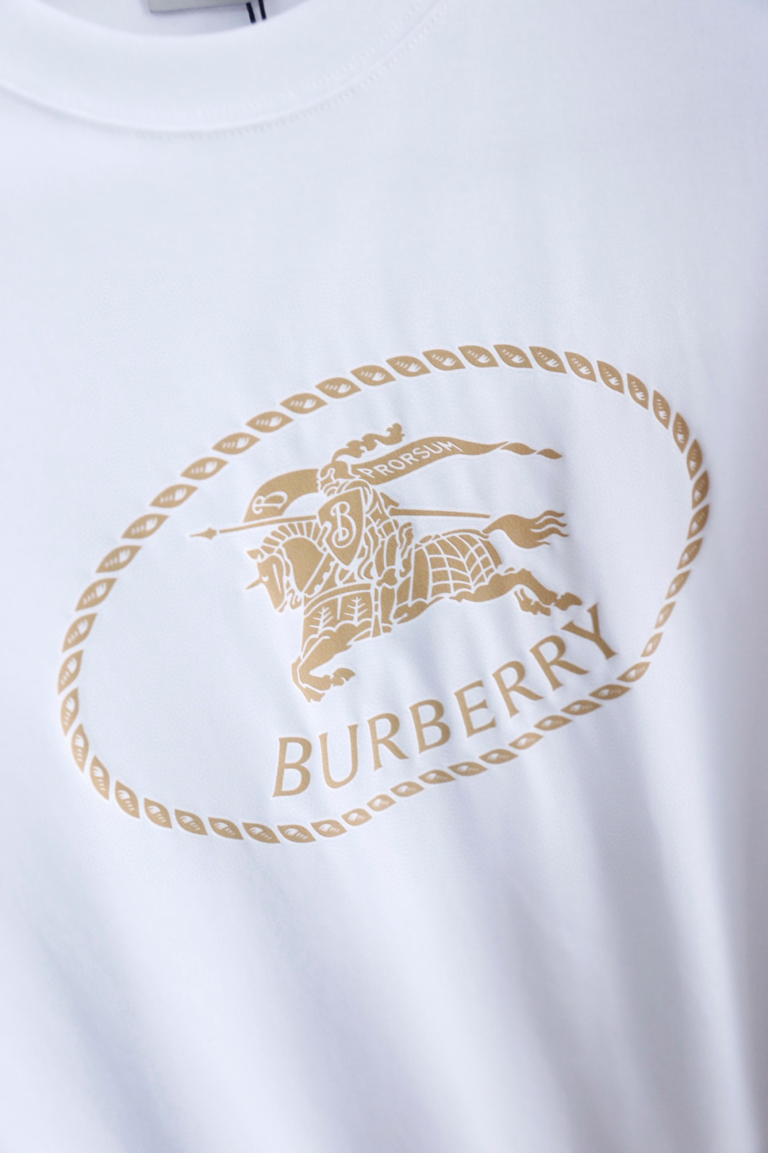 🔥巴宝丽/Burbe*ry.2026春夏新品！经典男士圆领短袖版型，利落剪裁贴合身形，日常穿着无束缚感。