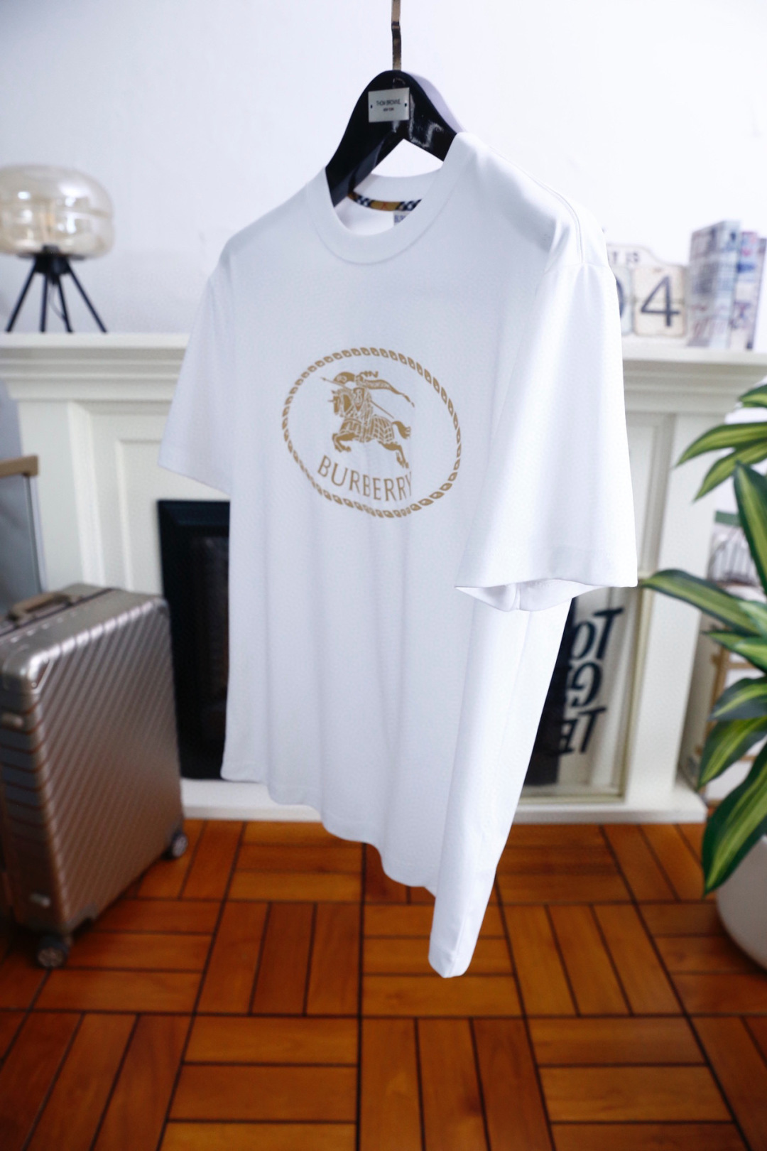 🔥巴宝丽/Burbe*ry.2026春夏新品！经典男士圆领短袖版型，利落剪裁贴合身形，日常穿着无束缚感。